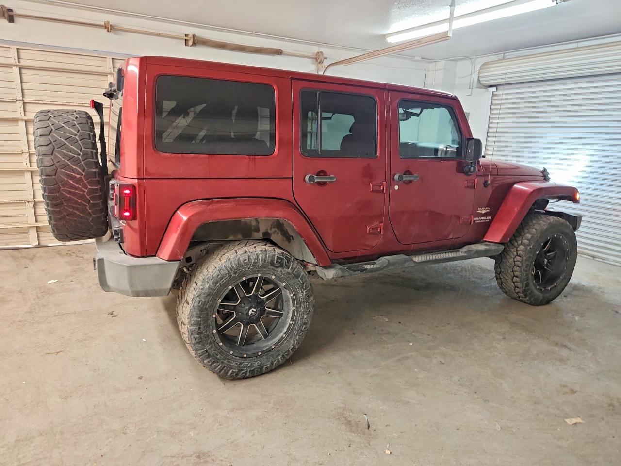 2013 Jeep Wrangler Unlimited Sahara Burgundy vin: 1C4BJWEG7DL503365
