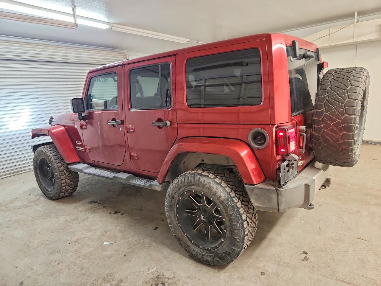 2013 Jeep Wrangler Unlimited Sahara Burgundy vin: 1C4BJWEG7DL503365