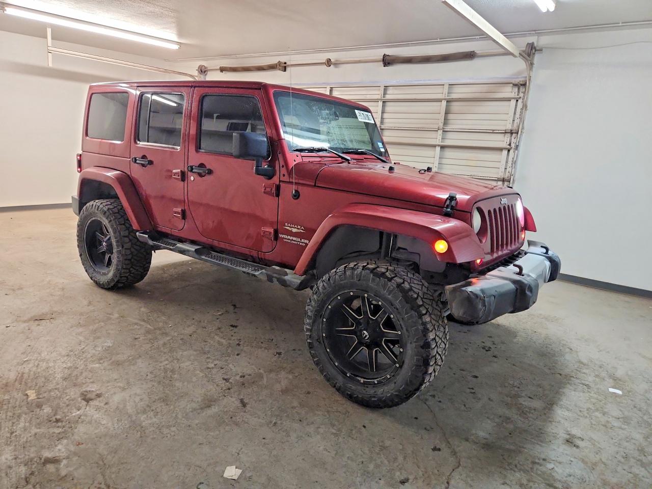 2013 Jeep Wrangler Unlimited Sahara Burgundy vin: 1C4BJWEG7DL503365