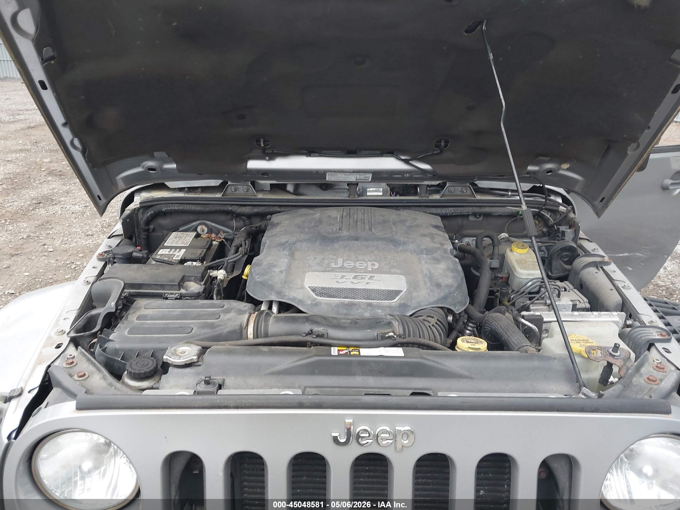 2013 Jeep Wrangler Unlimited Sahara Silver vin: 1C4BJWEG7DL567342