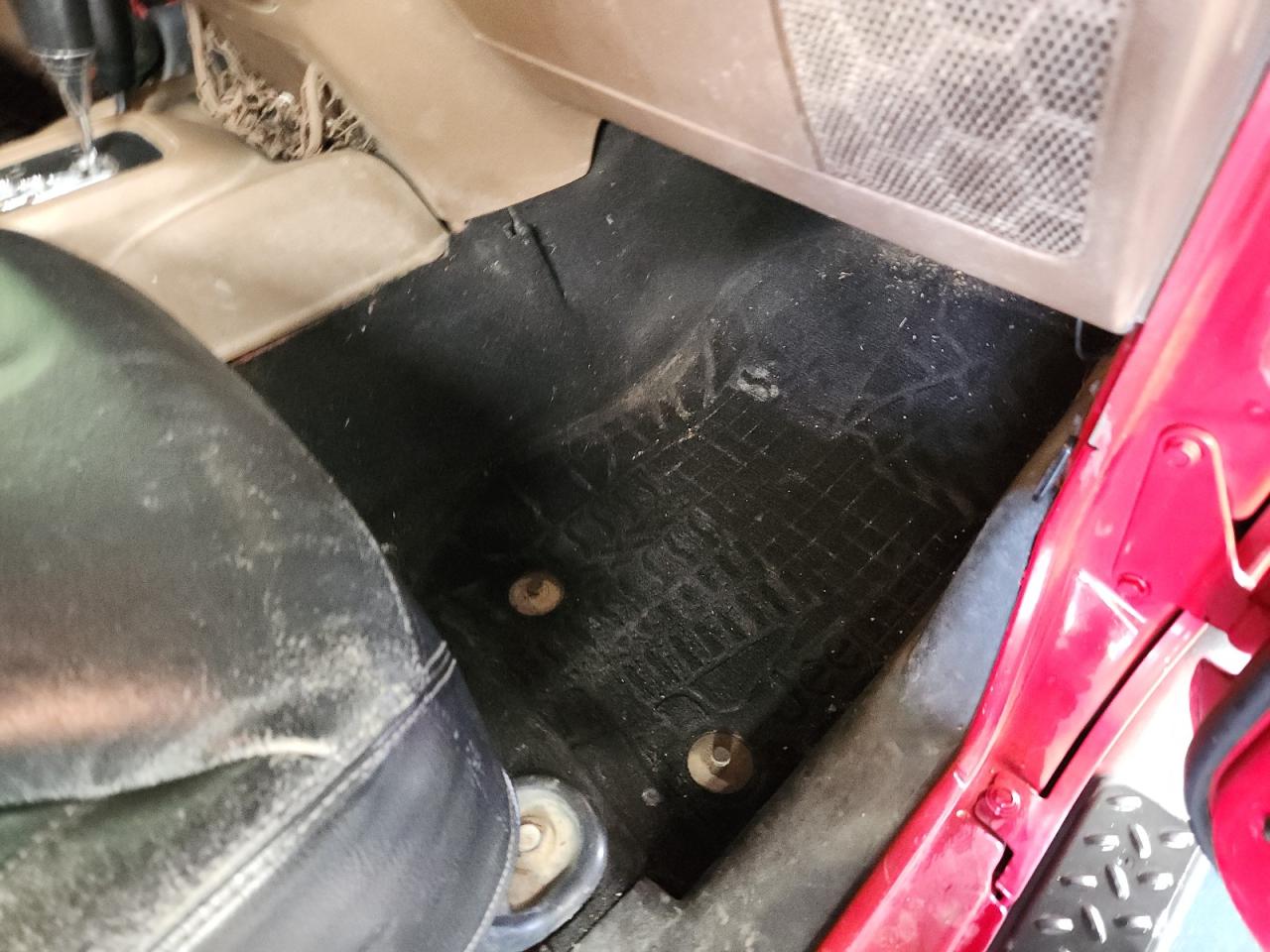 2014 Jeep Wrangler Unlimited Sahara Red vin: 1C4BJWEG7EL109690 Damage: Right Front Seat Cushion, Worn, Replacement Required