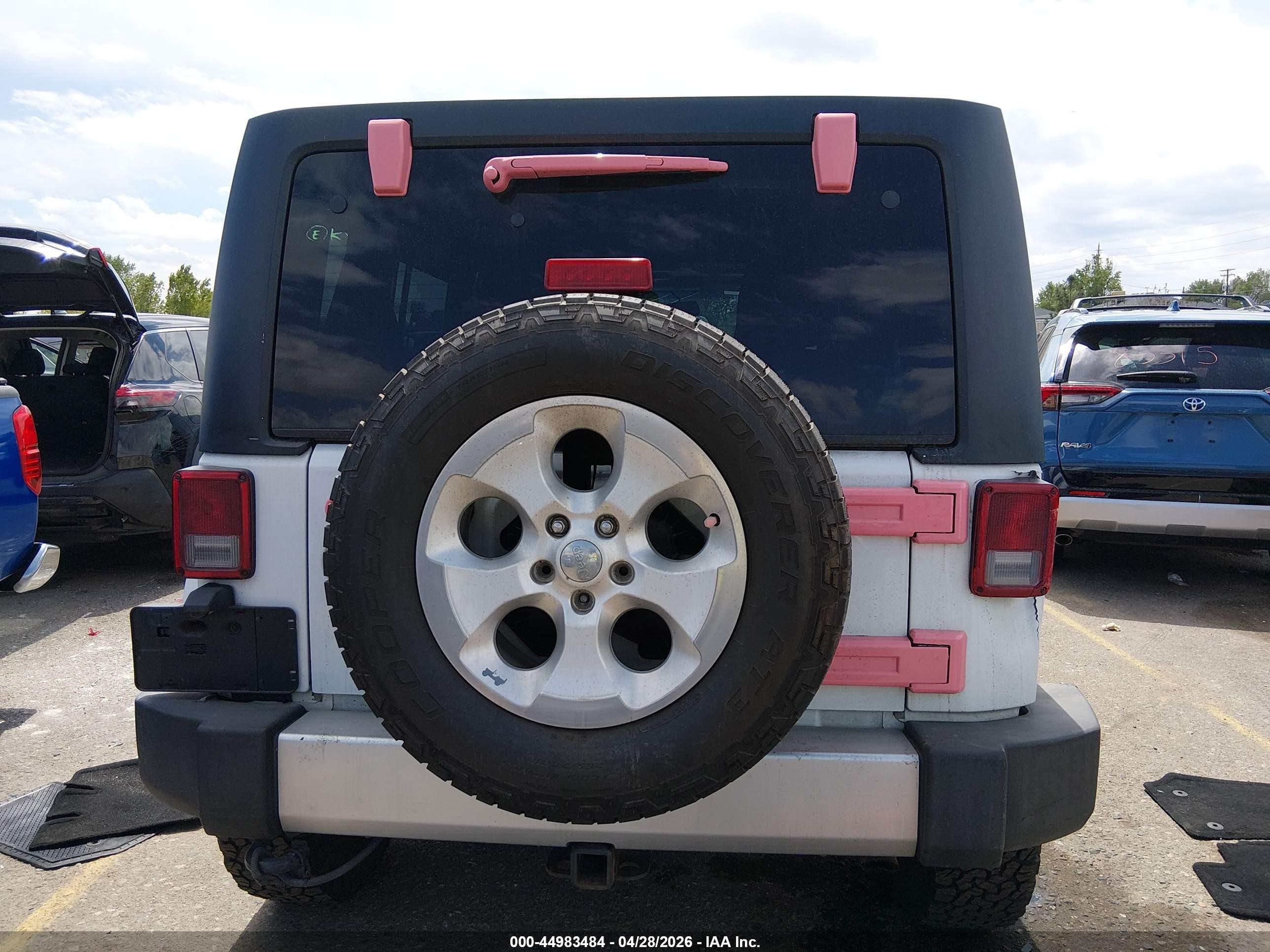 2015 Jeep Wrangler Unlimited Sahara White vin: 1C4BJWEG7FL562970