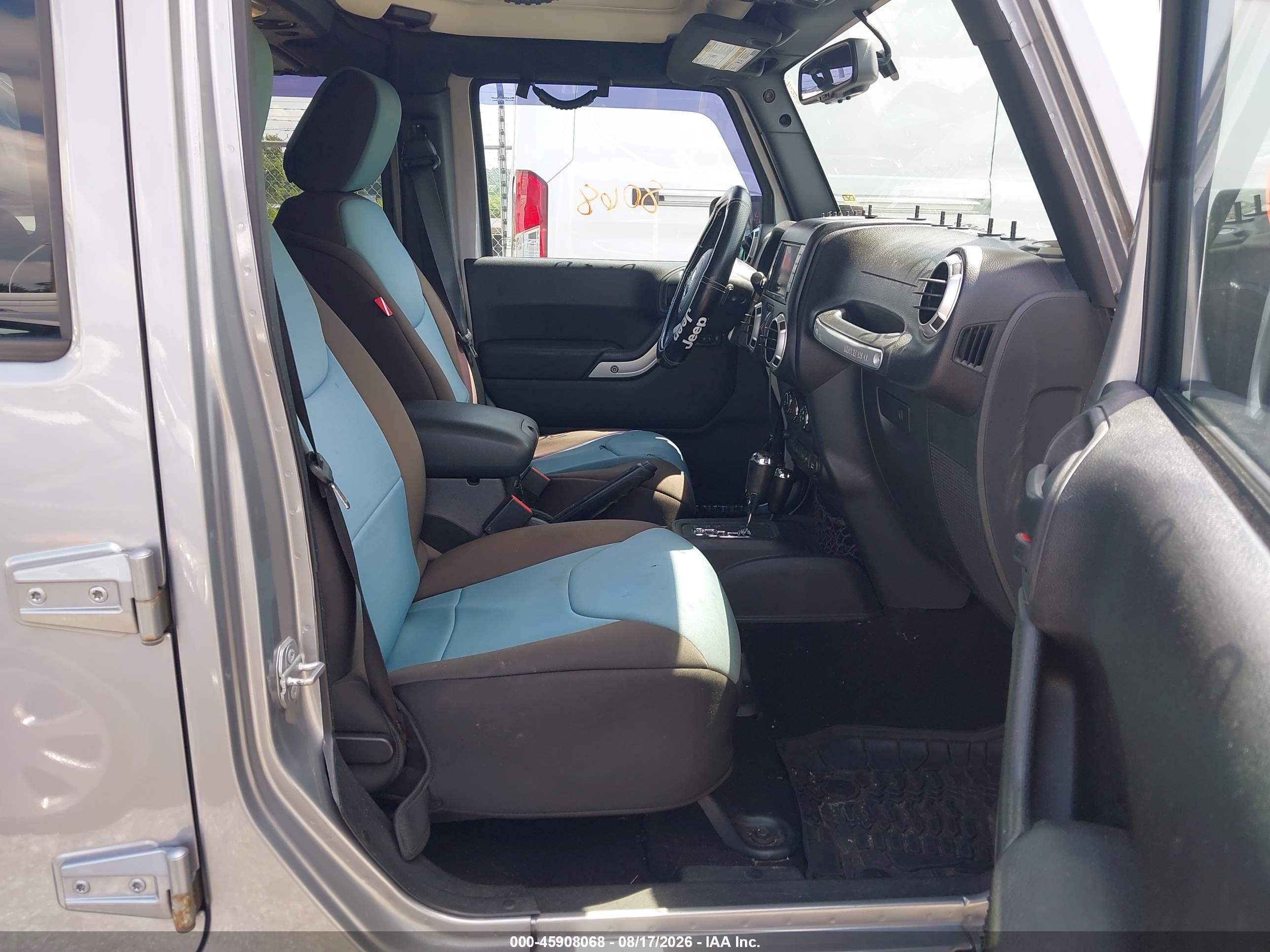 2015 Jeep Wrangler Unlimited Sahara Silver vin: 1C4BJWEG7FL700409