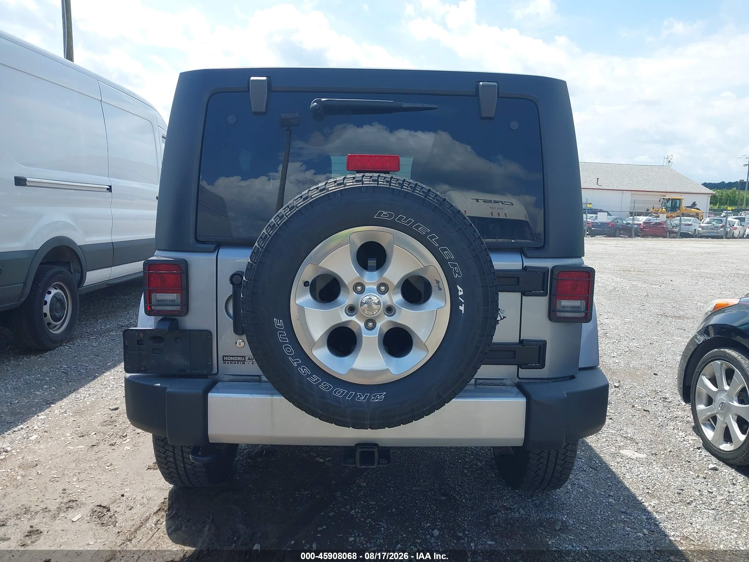 2015 Jeep Wrangler Unlimited Sahara Silver vin: 1C4BJWEG7FL700409