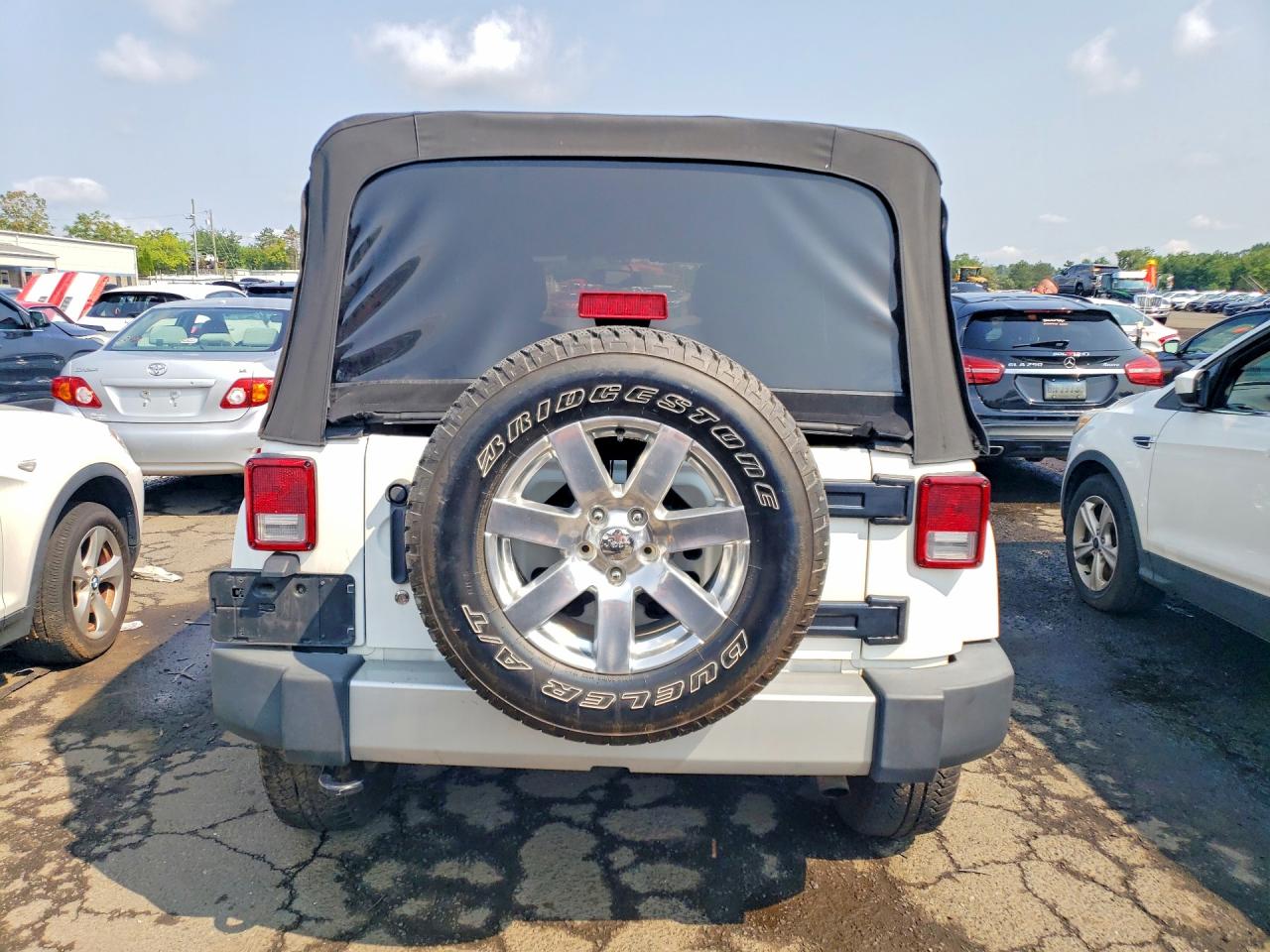 2015 Jeep Wrangler Unlimited Sahara White vin: 1C4BJWEG7FL760447