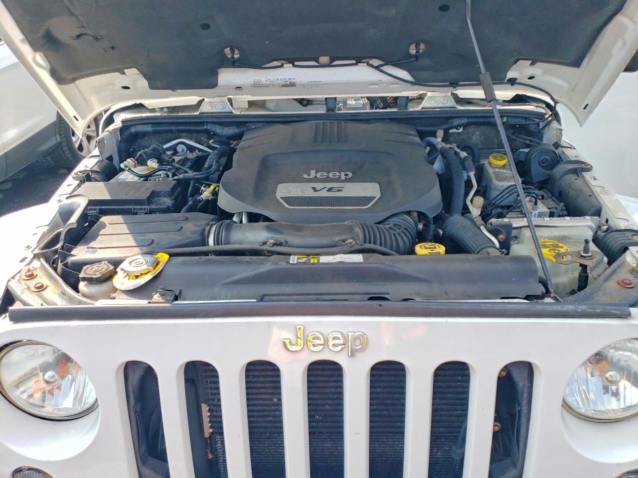 2015 Jeep Wrangler Unlimited Sahara White vin: 1C4BJWEG7FL760447