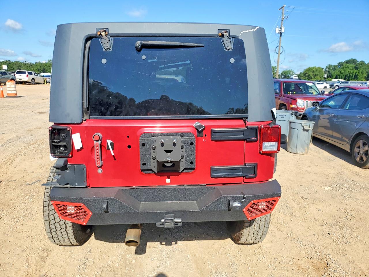 2012 Jeep Wrangler Unlimited Sahara Red vin: 1C4BJWEG8CL100154