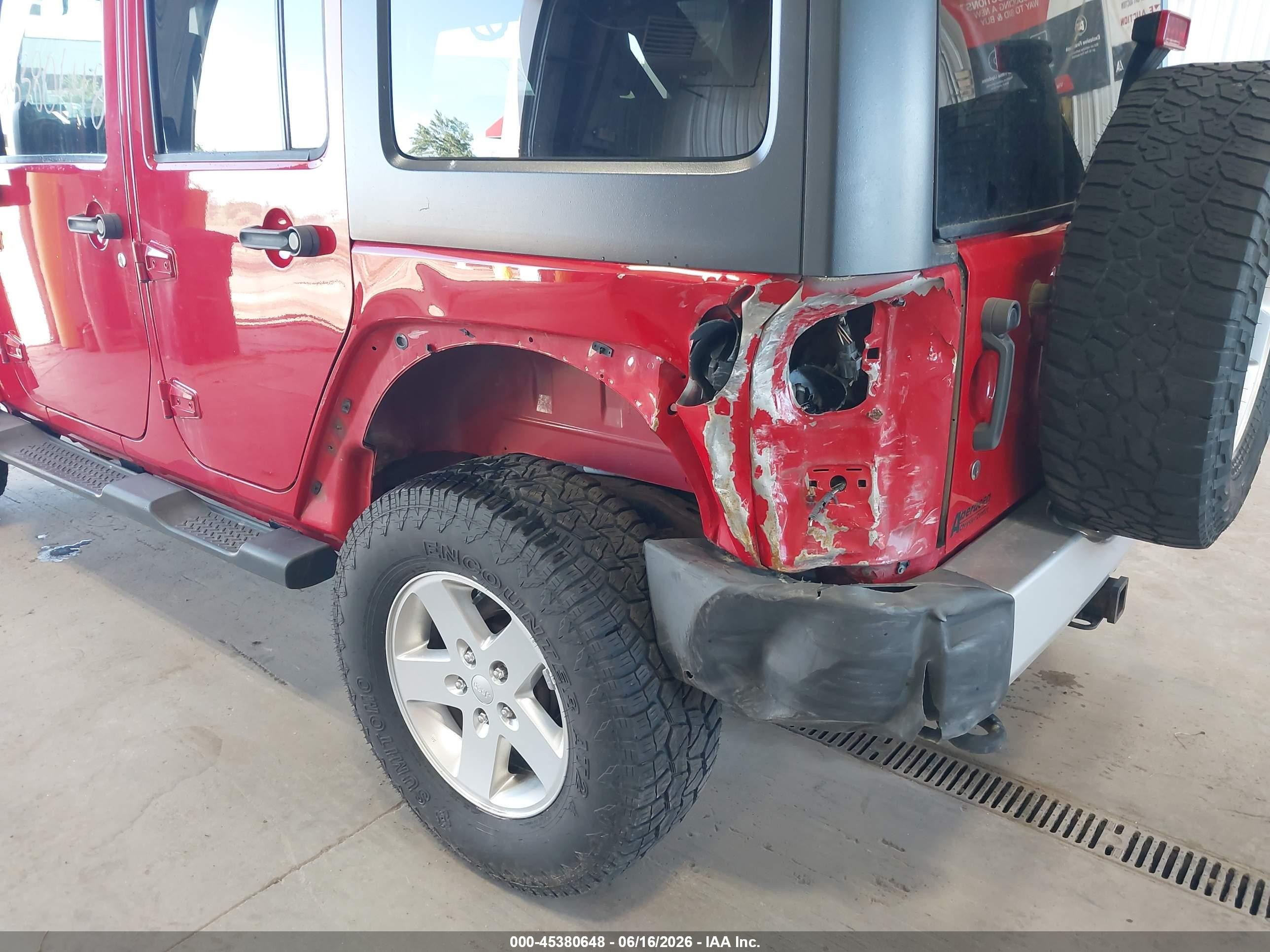 2012 Jeep Wrangler Unlimited Sahara Red vin: 1C4BJWEG8CL164047