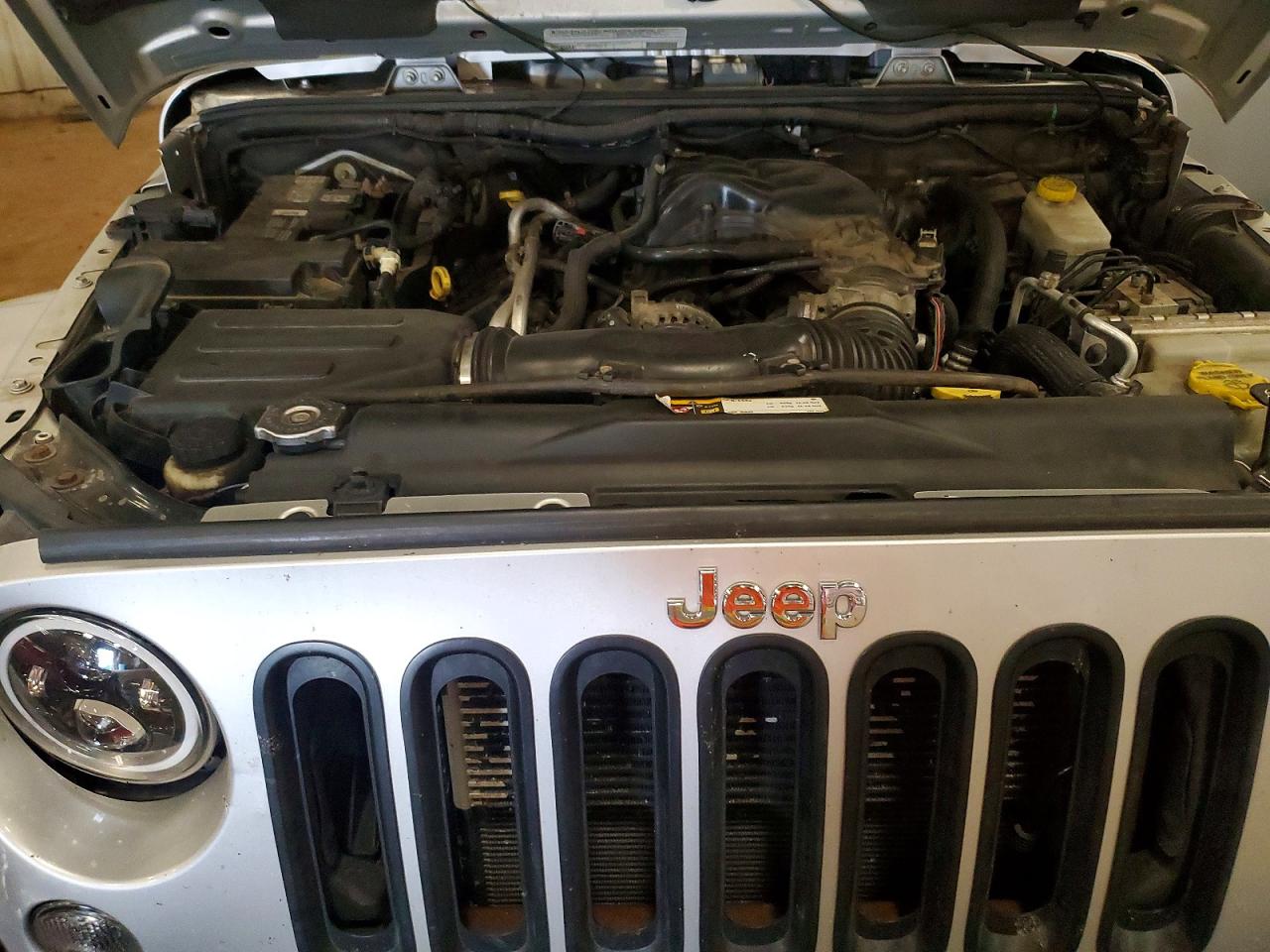 2012 Jeep Wrangler Unlimited Sahara White vin: 1C4BJWEG8CL195024