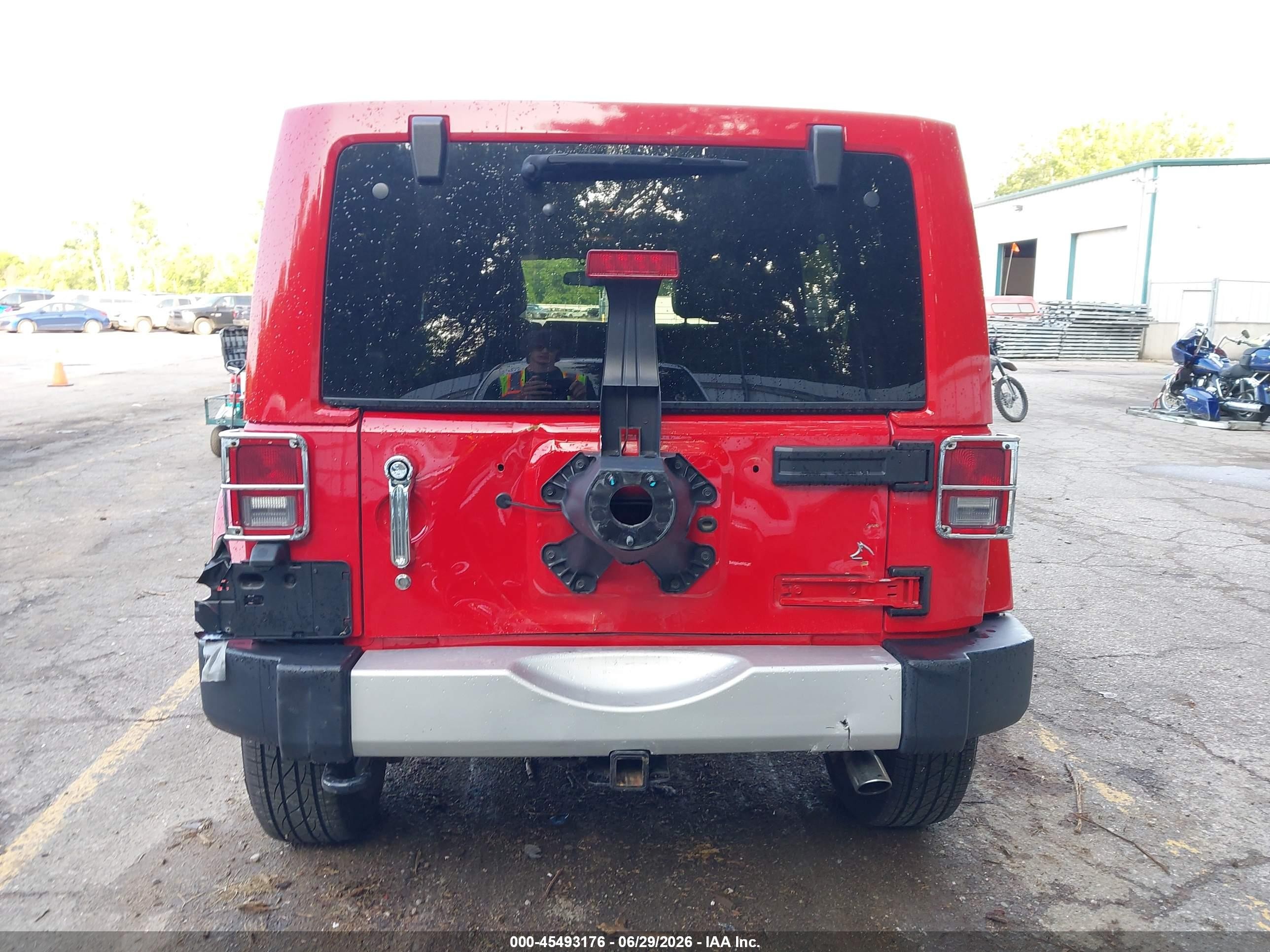 2012 Jeep Wrangler Unlimited Sahara Red vin: 1C4BJWEG8CL248000