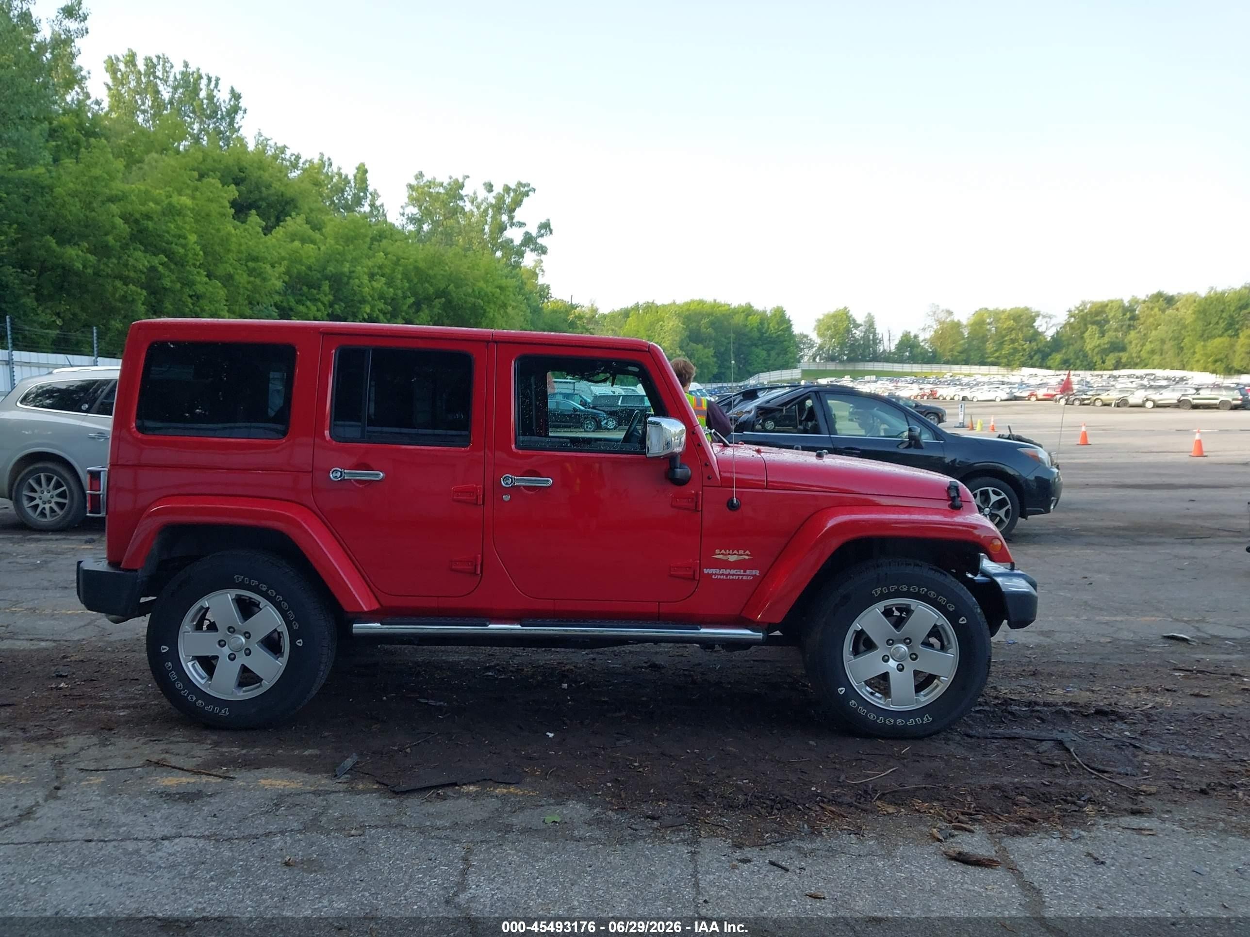 2012 Jeep Wrangler Unlimited Sahara Red vin: 1C4BJWEG8CL248000
