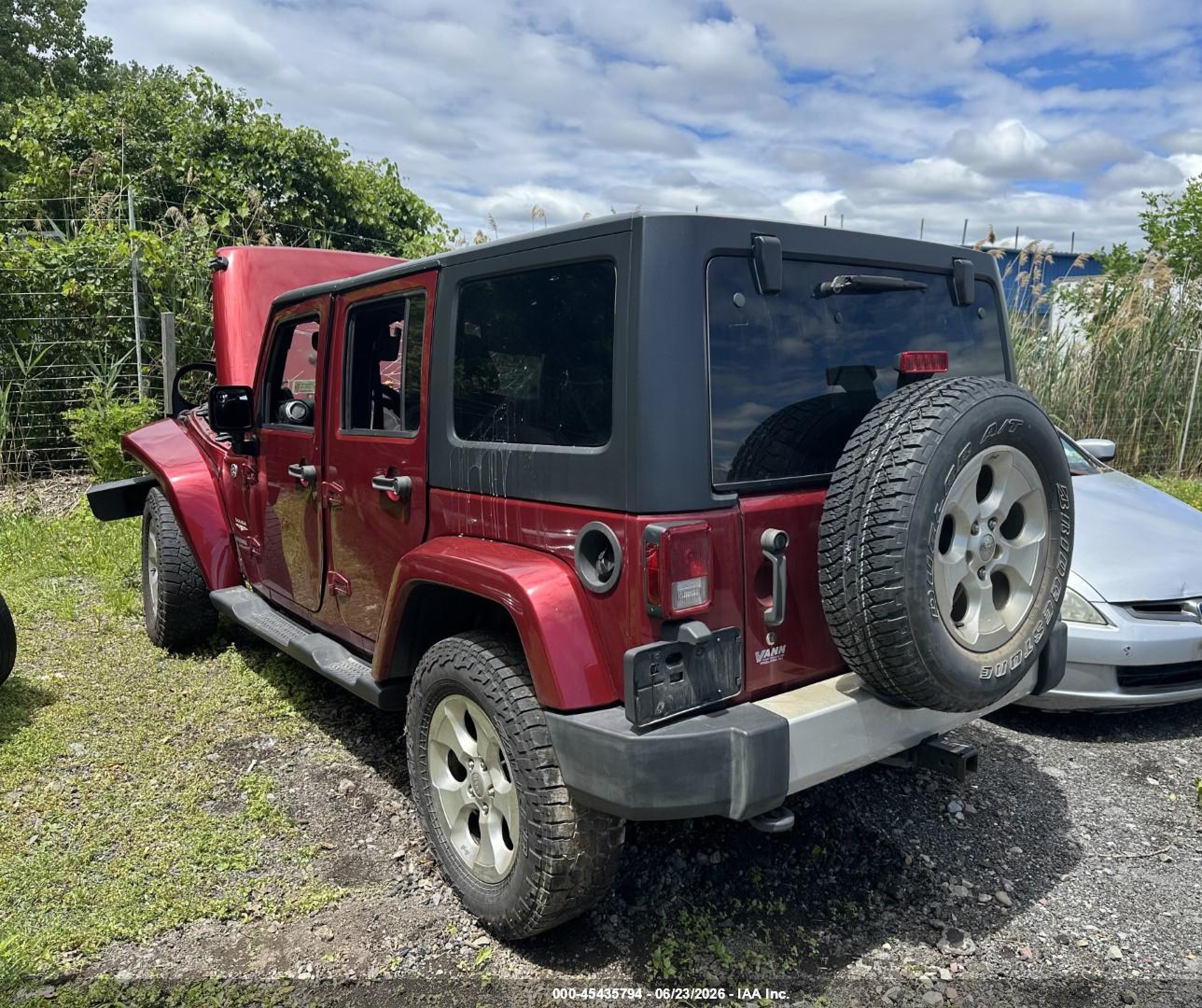 2013 Jeep Wrangler Unlimited Sahara Red vin: 1C4BJWEG8DL560898