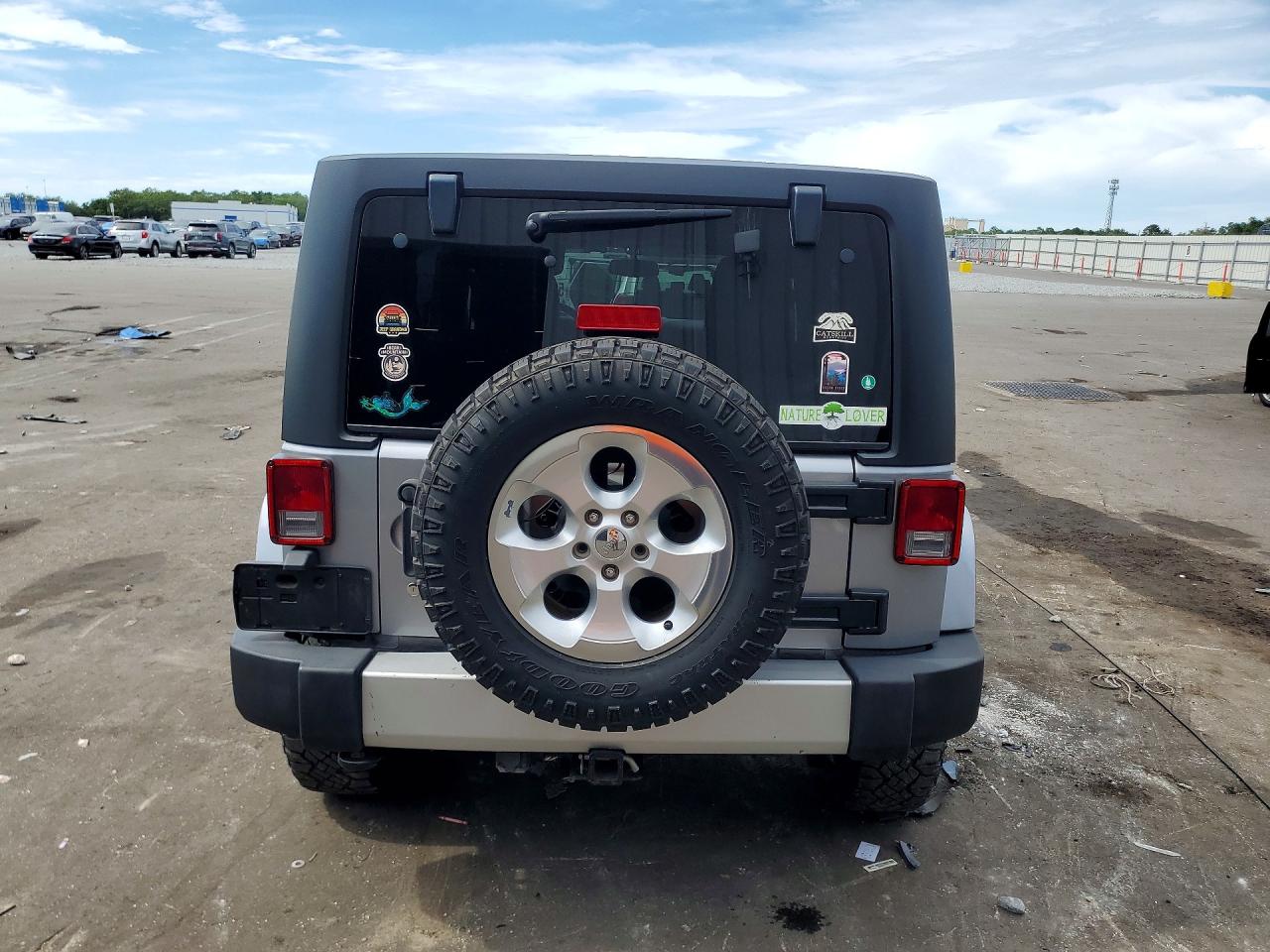 2014 Jeep Wrangler Unlimited Sahara Silver vin: 1C4BJWEG8EL110749
