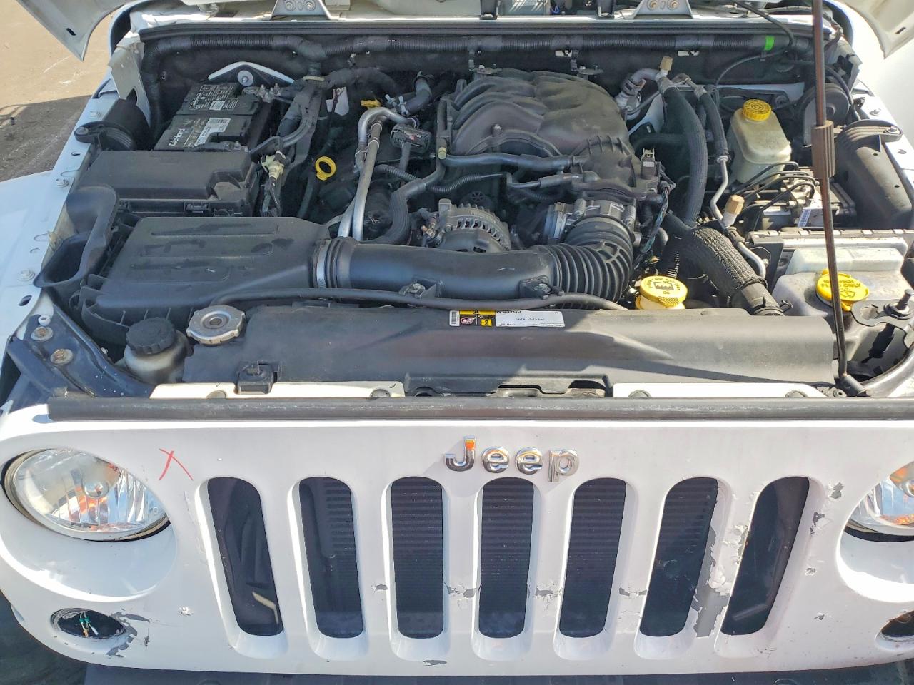 2015 Jeep Wrangler Unlimited Sahara White vin: 1C4BJWEG8FL678520