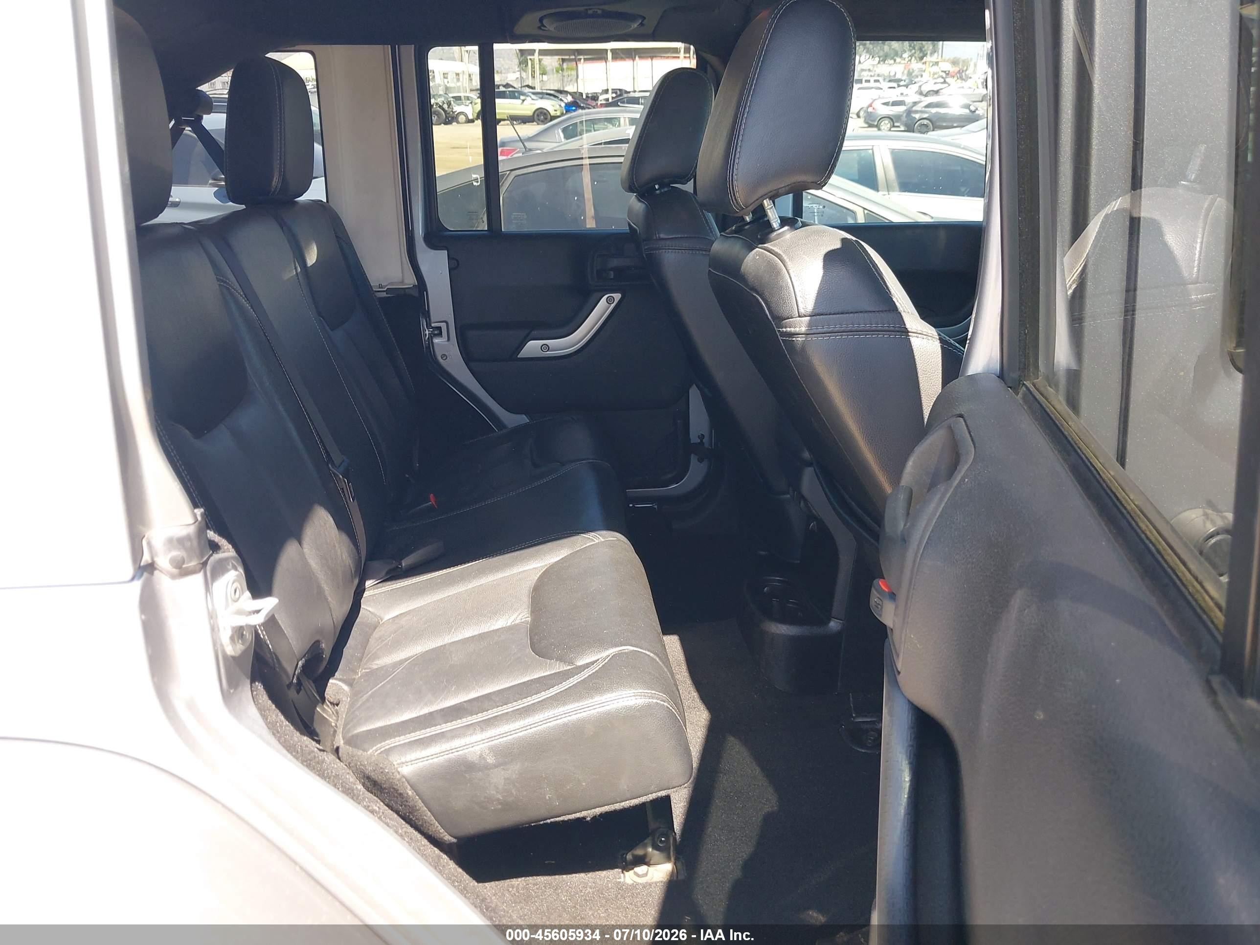 2013 Jeep Wrangler Unlimited Sahara Silver vin: 1C4BJWEG9DL629324