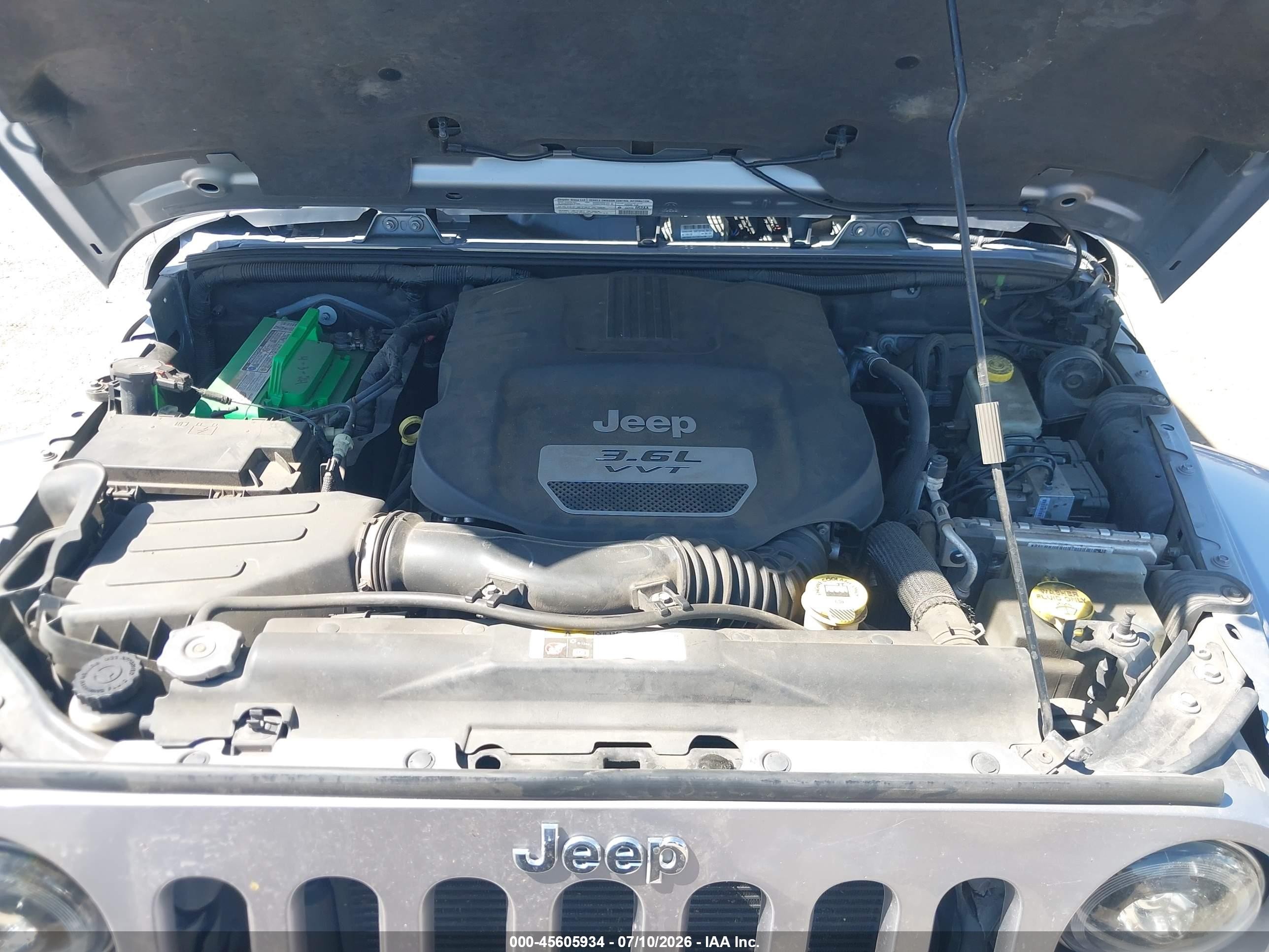 2013 Jeep Wrangler Unlimited Sahara Silver vin: 1C4BJWEG9DL629324