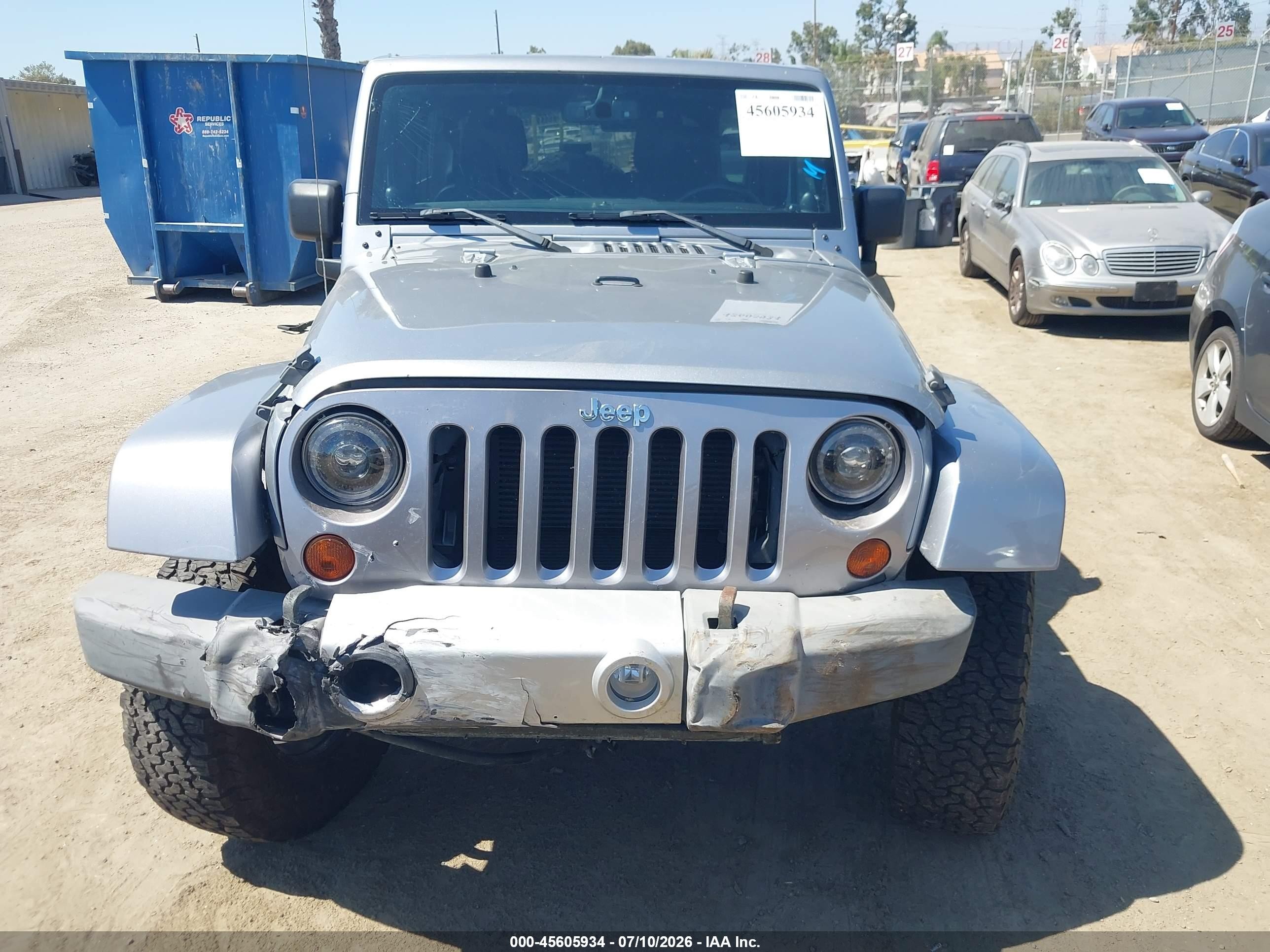 2013 Jeep Wrangler Unlimited Sahara Silver vin: 1C4BJWEG9DL629324