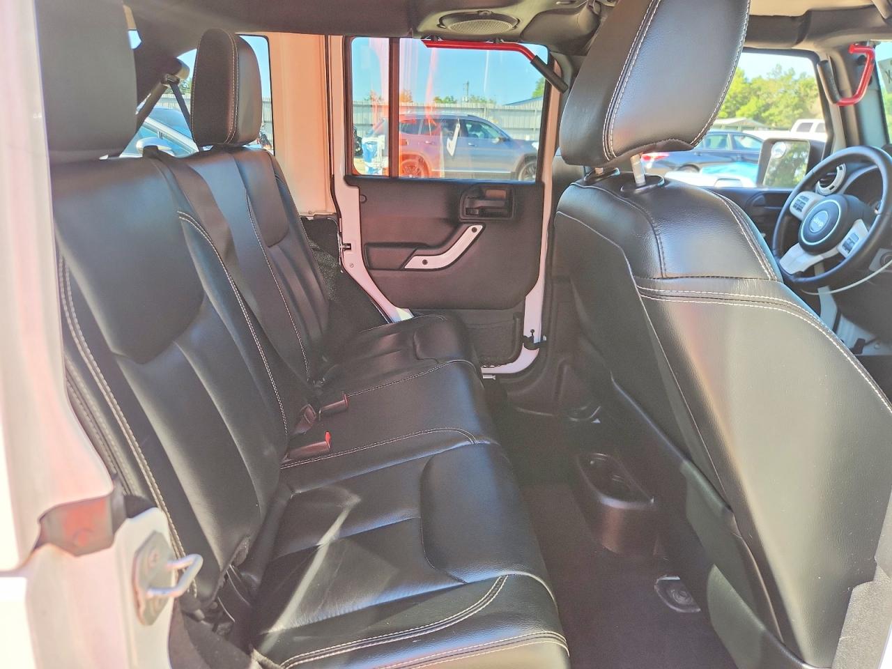 2014 Jeep Wrangler Unlimited Sahara White vin: 1C4BJWEG9EL242693