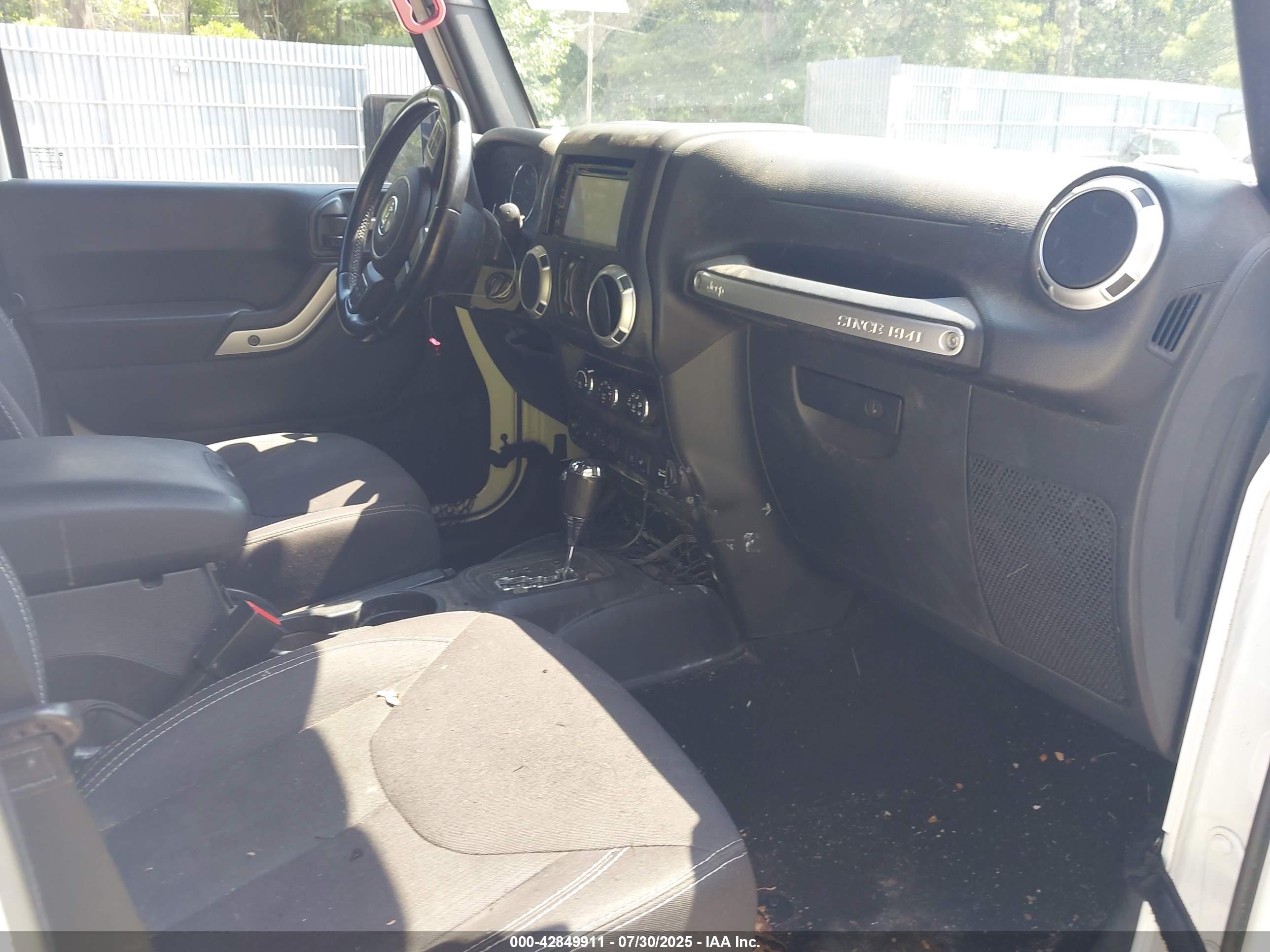 2015 Jeep Wrangler Unlimited Sahara White vin: 1C4BJWEG9FL604166
