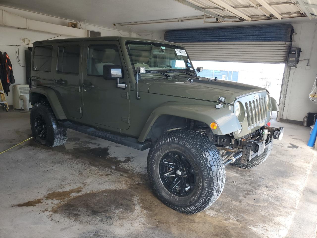 2015 Jeep Wrangler Unlimited Sahara Brown vin: 1C4BJWEG9FL723142 Damage: Right Rear Tire, Flat, Repair Required