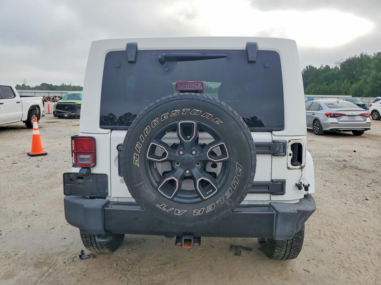 2018 Jeep Wrangler Unlimited Sahara White vin: 1C4BJWEG9JL852300