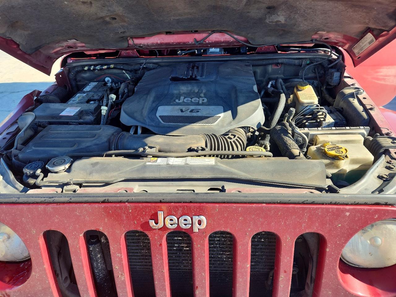 2012 Jeep Wrangler Unlimited Sahara Burgundy vin: 1C4BJWEGXCL173008