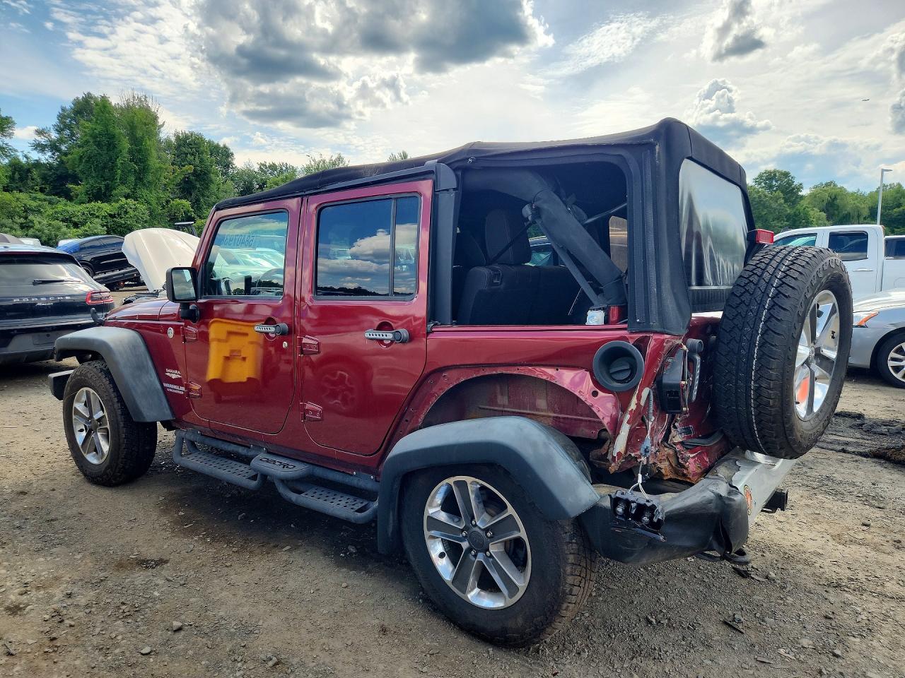 2013 Jeep Wrangler Unlimited Sahara Red vin: 1C4BJWEGXDL562894