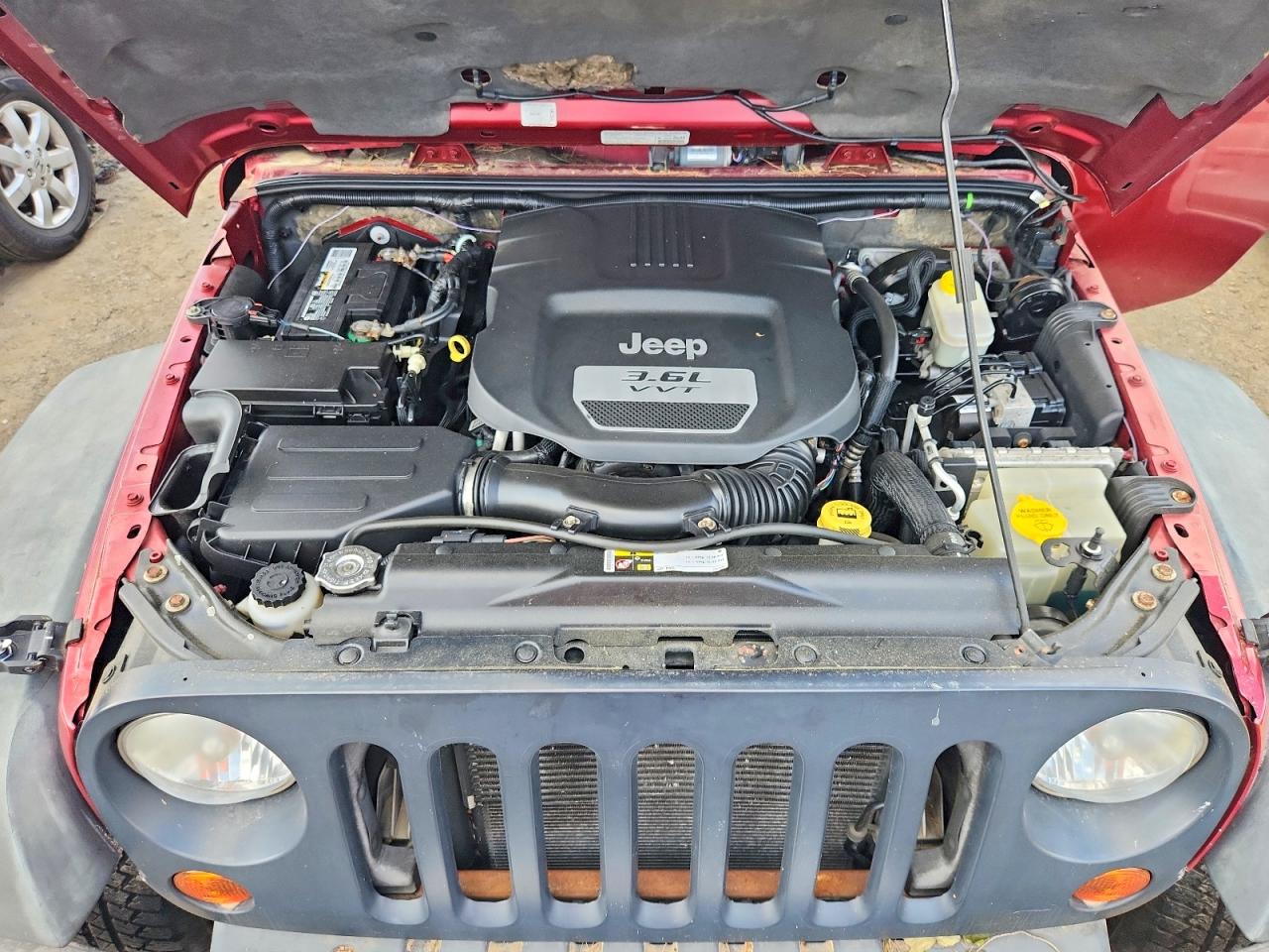 2013 Jeep Wrangler Unlimited Sahara Red vin: 1C4BJWEGXDL562894