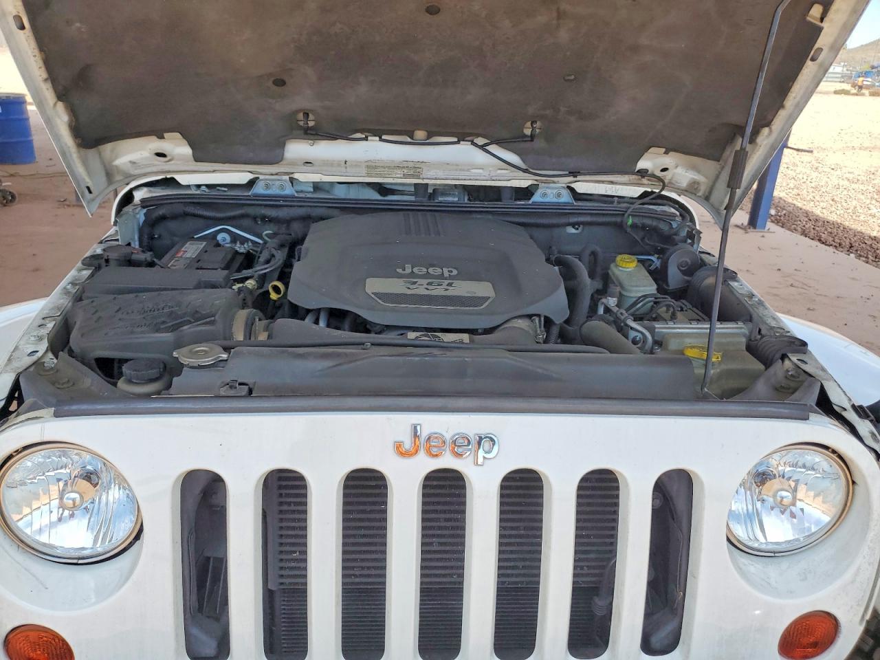 2013 Jeep Wrangler Unlimited Sahara White vin: 1C4BJWEGXDL567285