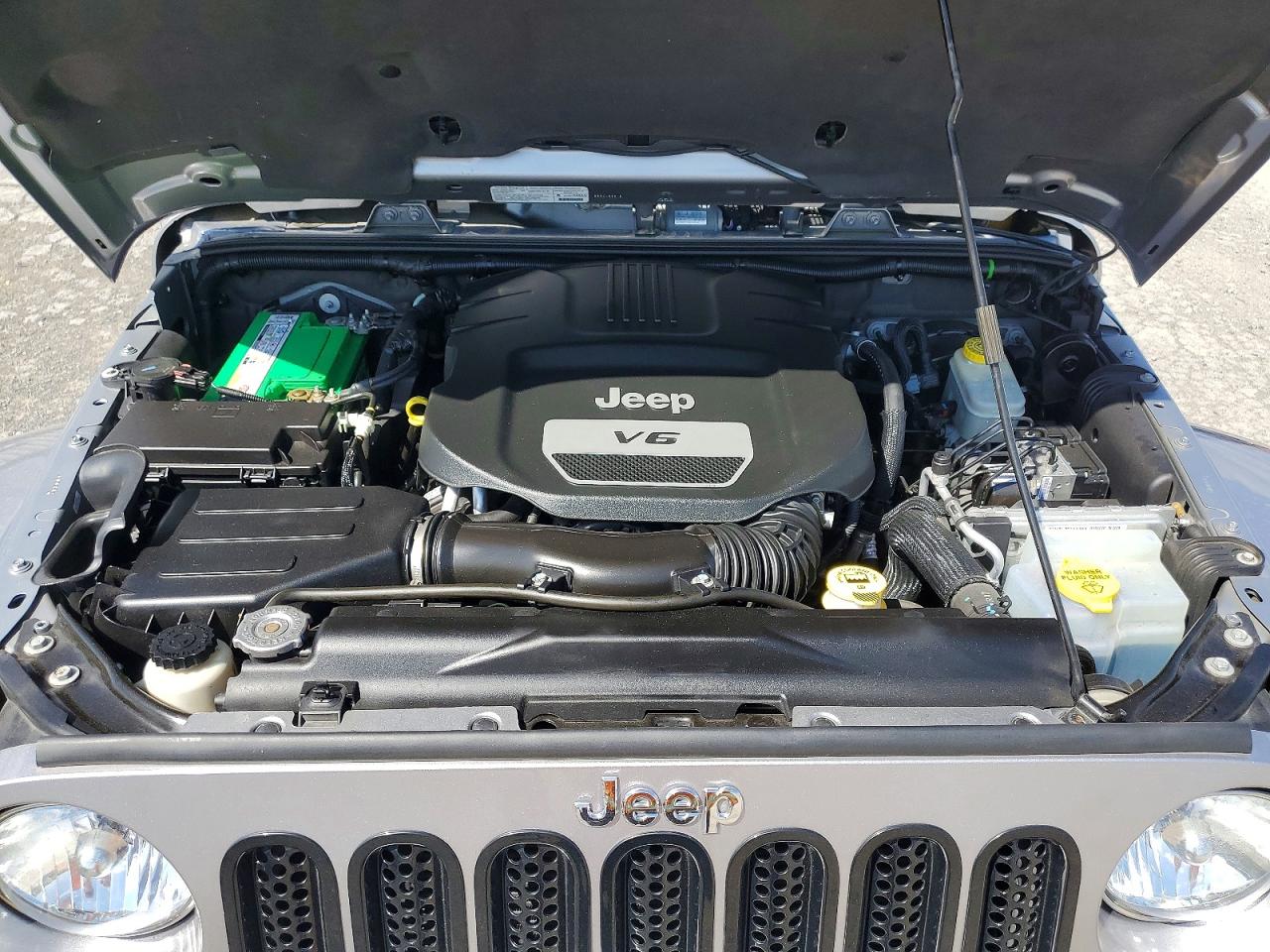 2014 Jeep Wrangler Unlimited Sahara Silver vin: 1C4BJWEGXEL203451