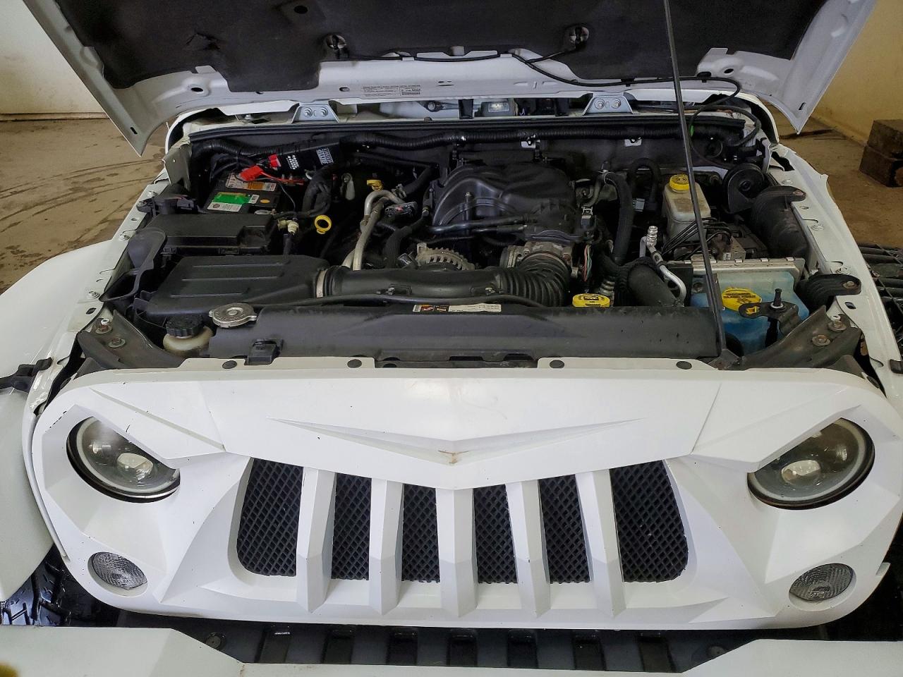 2014 Jeep Wrangler Unlimited Sahara White vin: 1C4BJWEGXEL258255