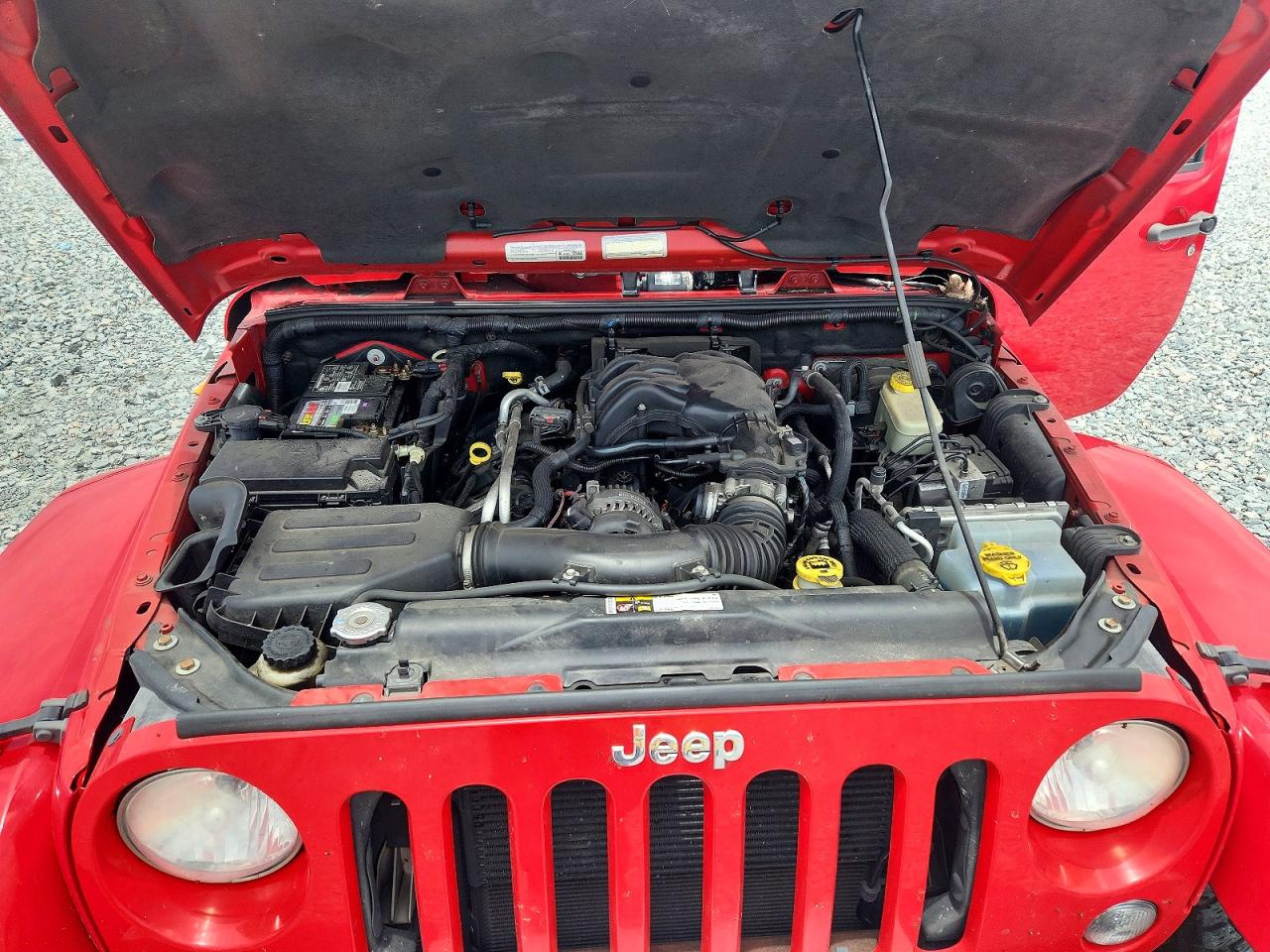 2015 Jeep Wrangler Unlimited Sahara Red vin: 1C4BJWEGXFL527971