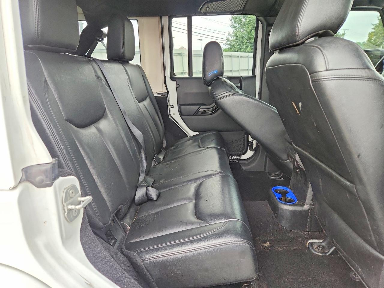 2015 Jeep Wrangler Unlimited Sahara White vin: 1C4BJWEGXFL689082