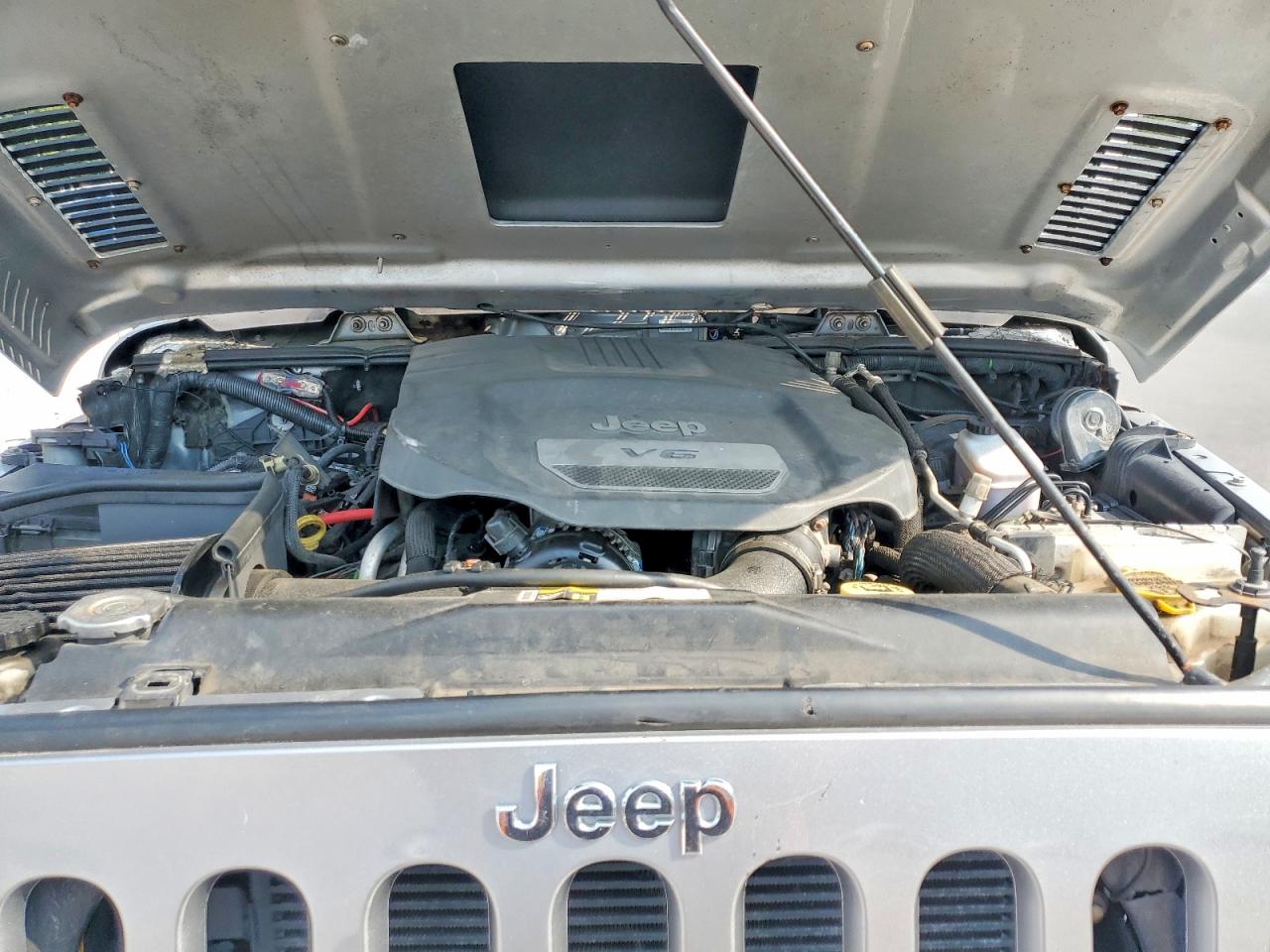 2015 Jeep Wrangler Unlimited Sahara Silver vin: 1C4BJWEGXFL744579
