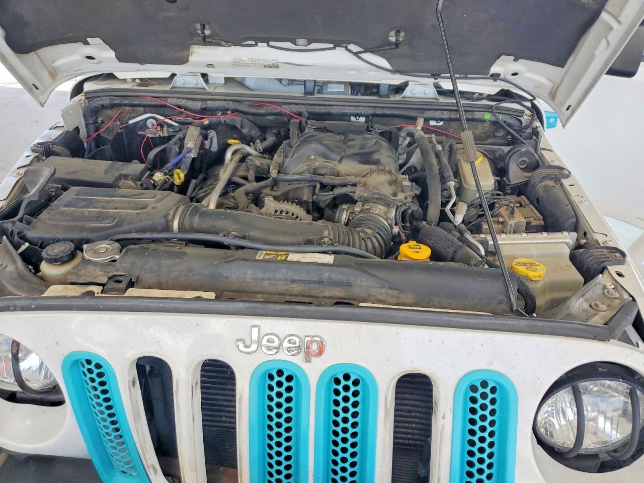 2015 Jeep Wrangler Unlimited Sahara White vin: 1C4BJWEGXFL751001