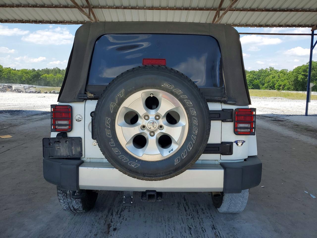 2015 Jeep Wrangler Unlimited Sahara White vin: 1C4BJWEGXFL751001
