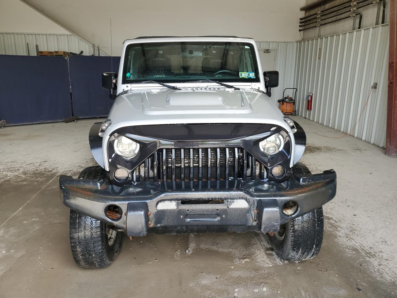 2012 Jeep Wrangler Unlimited Rubicon Серый vin: 1C4BJWFG0CL248636 Damage: Grille, Aftermarket, Acceptable