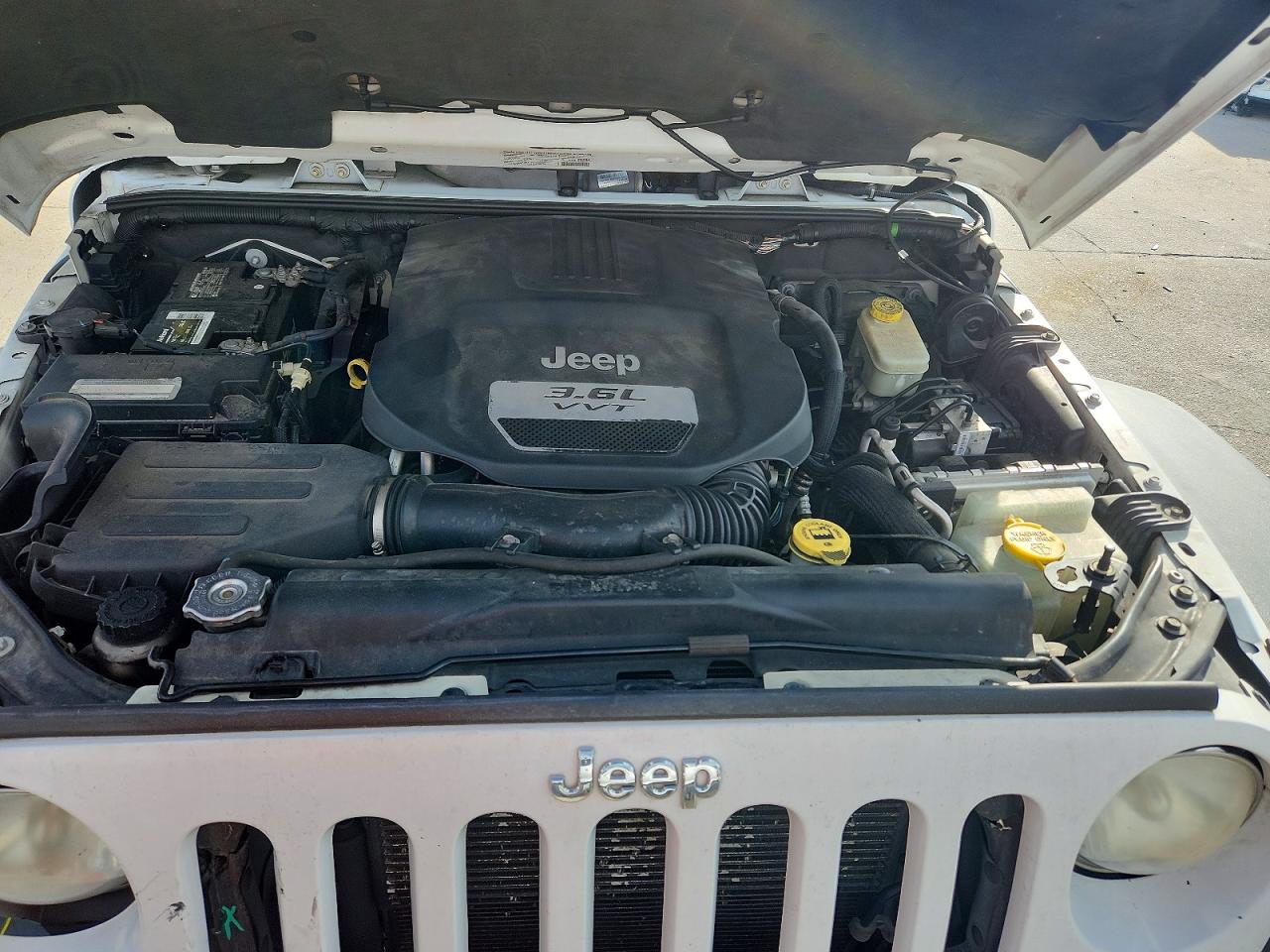 2013 Jeep Wrangler Unlimited Rubicon White vin: 1C4BJWFG7DL646430