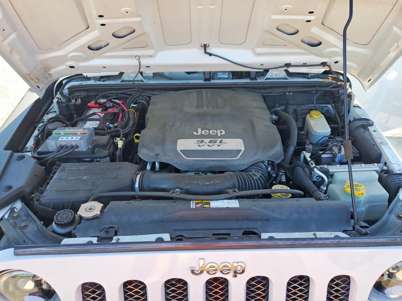 2012 Jeep Wrangler Unlimited Rubicon White vin: 1C4BJWFG8CL227131