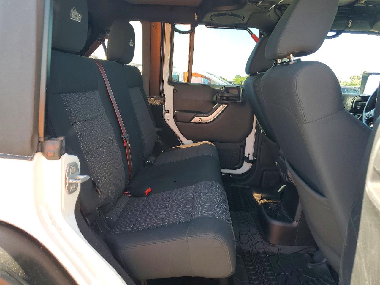 2012 Jeep Wrangler Unlimited Rubicon White vin: 1C4BJWFG8CL227131