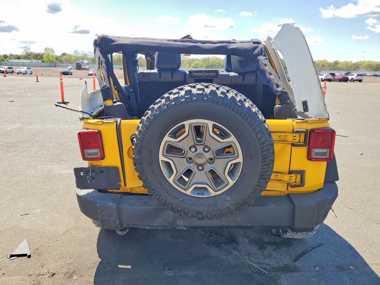 2015 Jeep Wrangler Unlimited Rubicon Yellow vin: 1C4BJWFG9FL566243