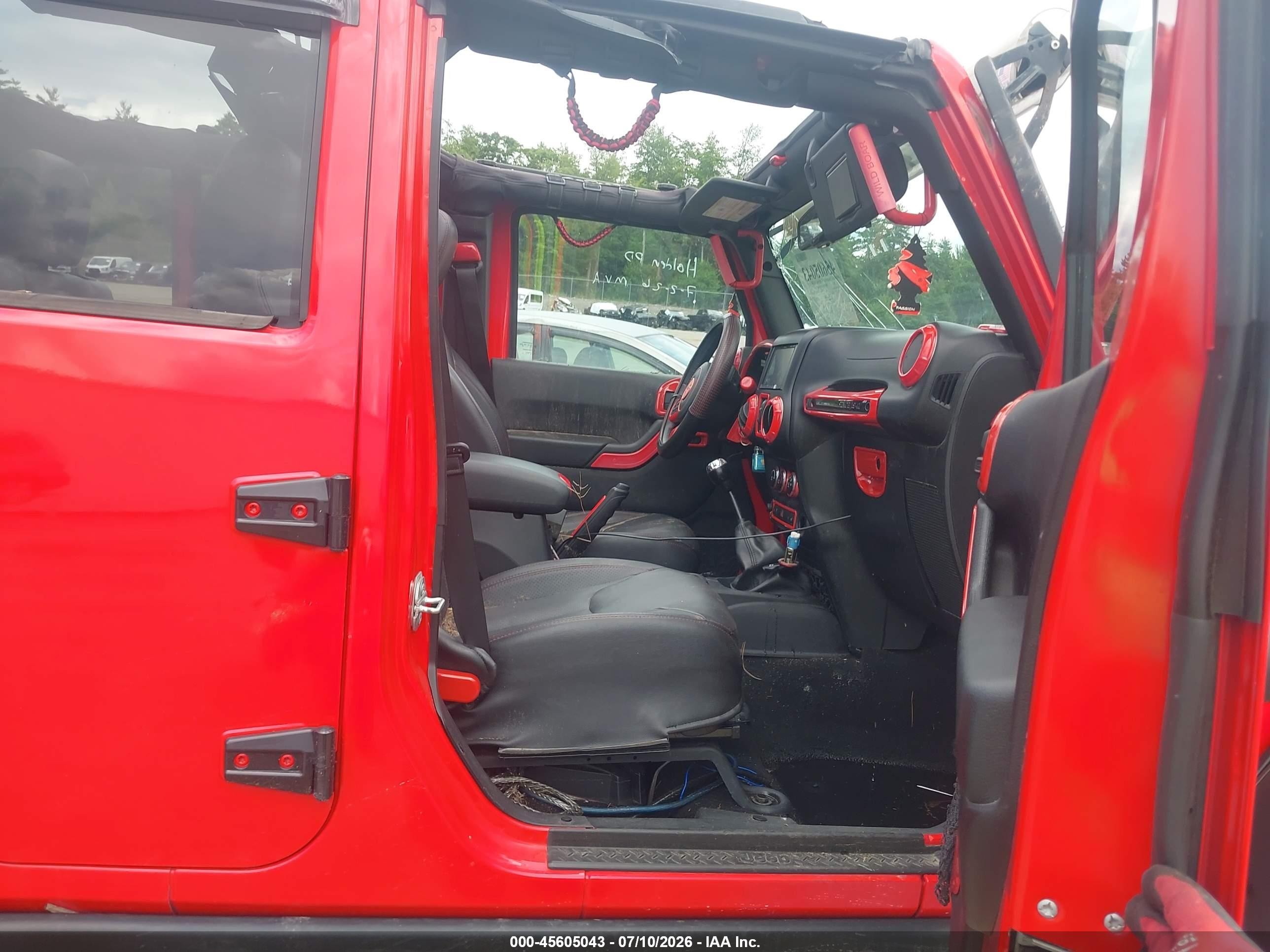 2015 Jeep Wrangler Unlimited Rubicon Red vin: 1C4BJWFG9FL592678
