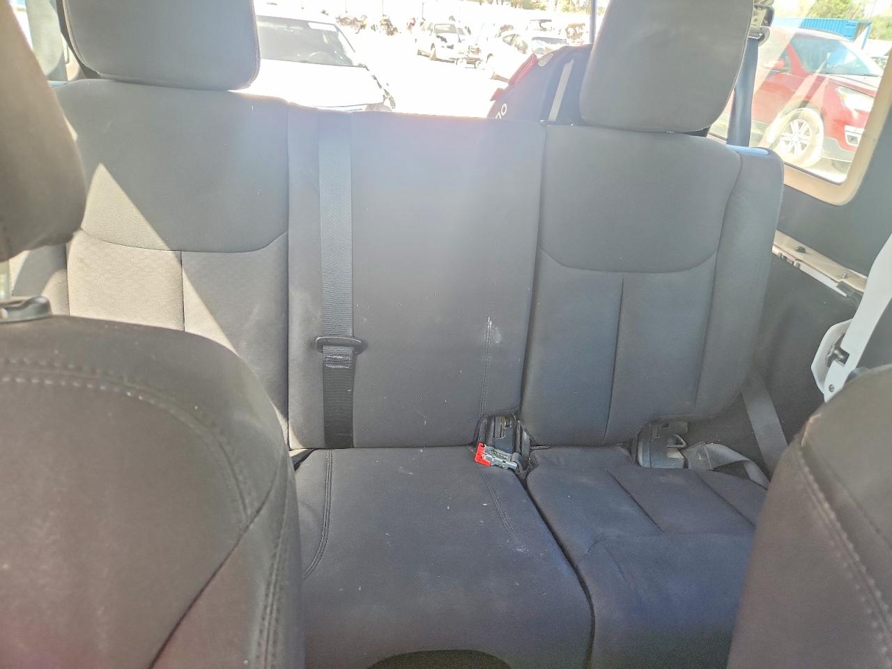 2014 Jeep Wrangler Unlimited Sport White vin: 1C4BJWKG7EL199895