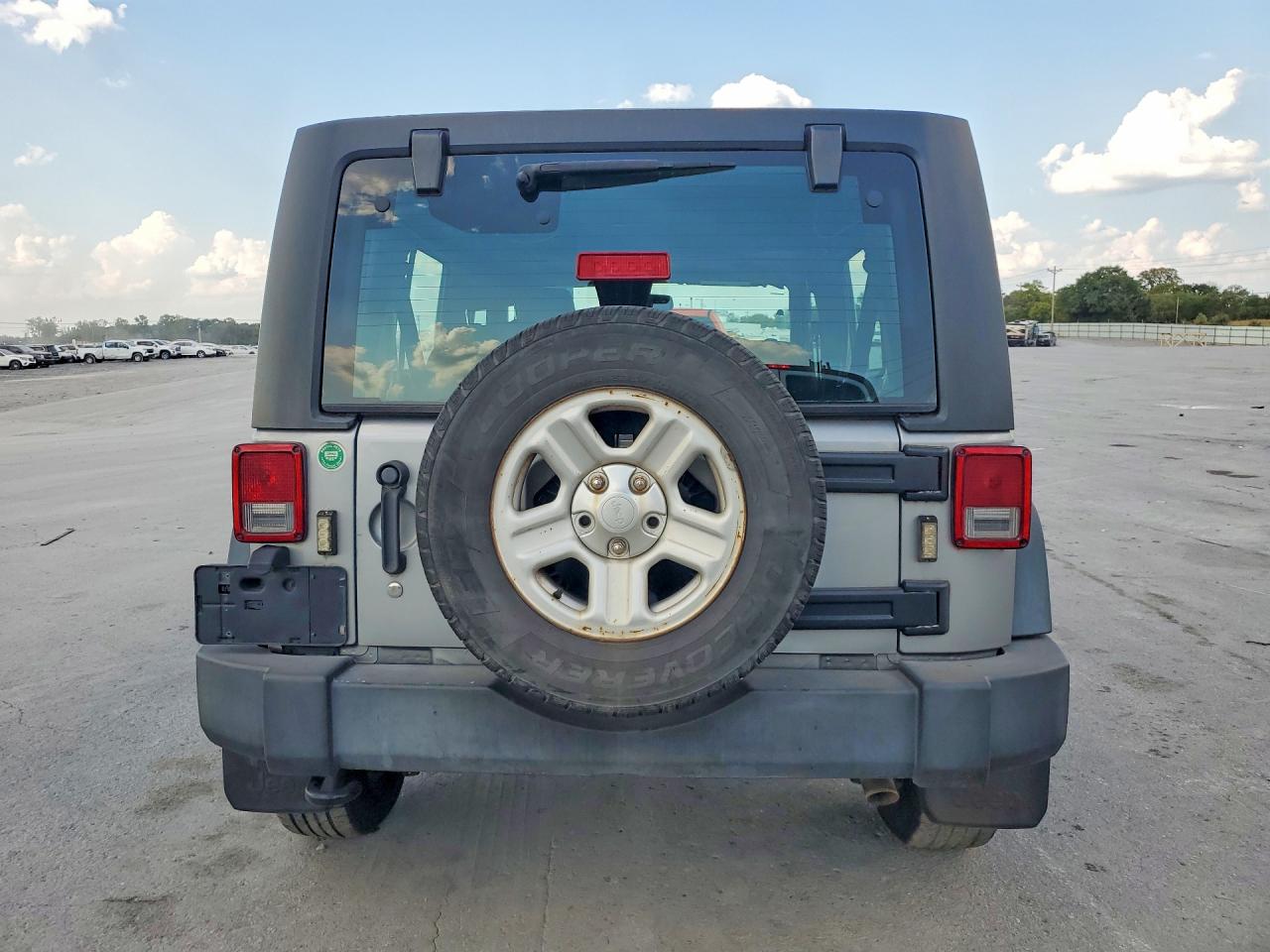 2016 Jeep Wrangler Unlimited Sport Silver vin: 1C4BJWKG7GL200305
