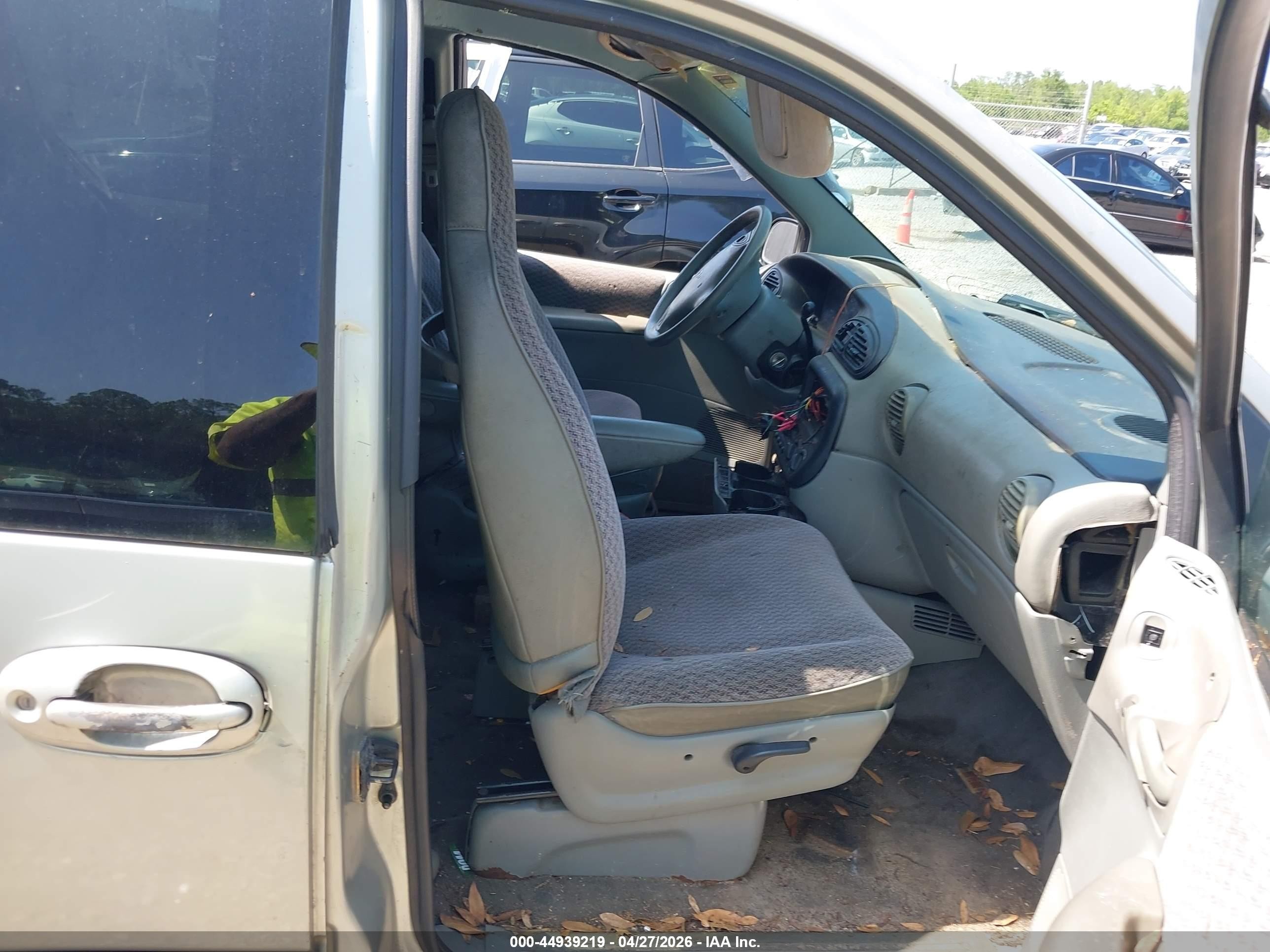 2000 Chrysler Grand Voyager Se Серый vin: 1C4GJ44G1YB765017