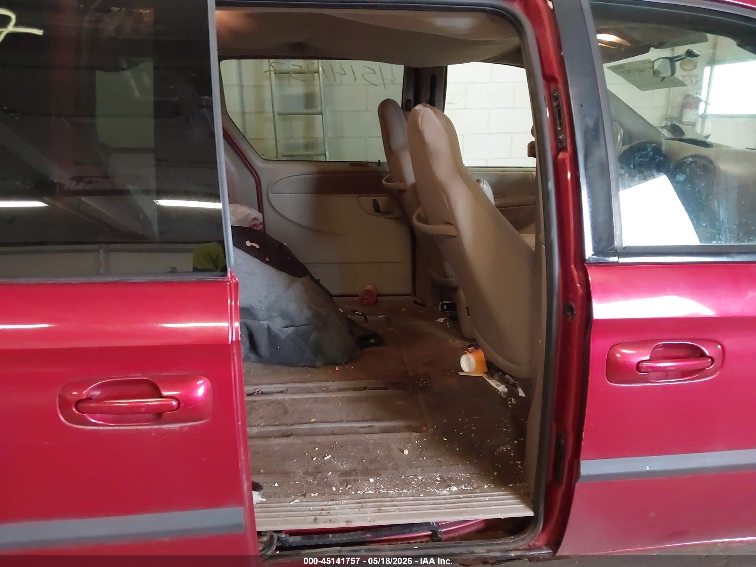2003 Chrysler Voyager Lx Red vin: 1C4GJ45343B115568