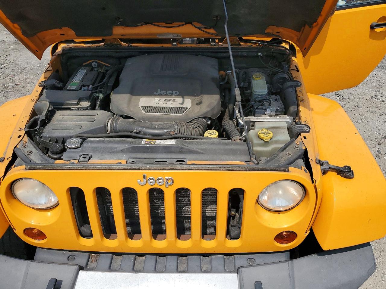 2013 Jeep Wrangler Sahara Желтый vin: 1C4GJWBG1DL545850