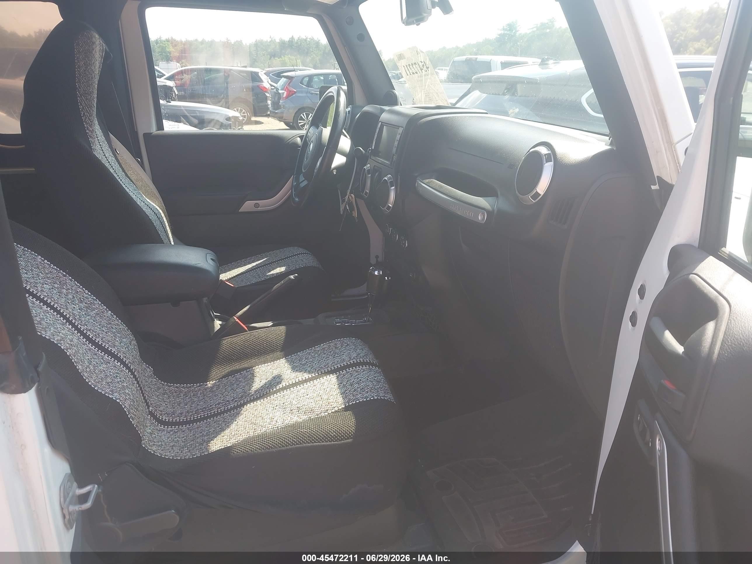2014 Jeep Wrangler Sahara White vin: 1C4GJWBG1EL196173