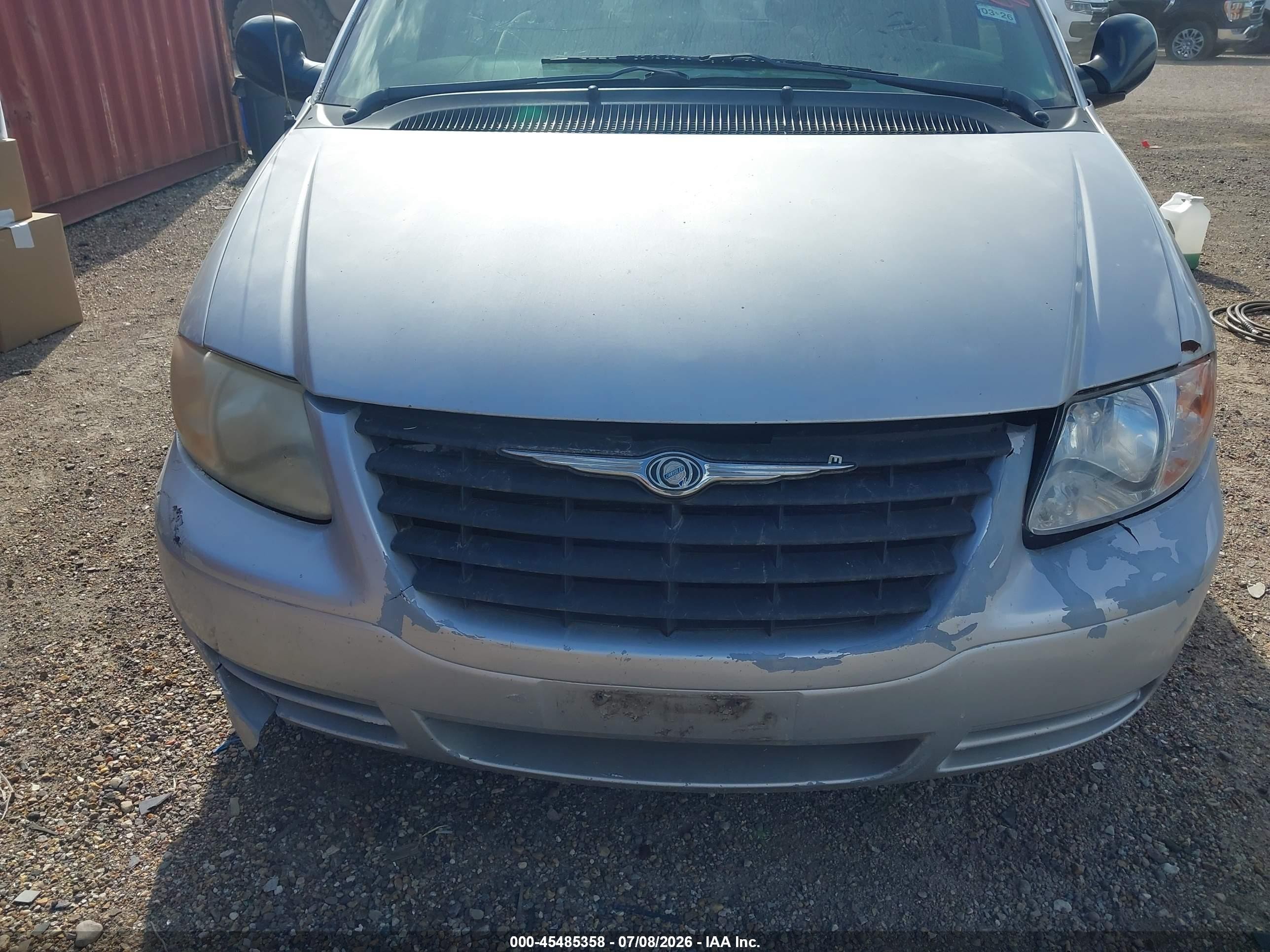 2005 Chrysler Town & Country   Silver vin: 1C4GP45R05B235373