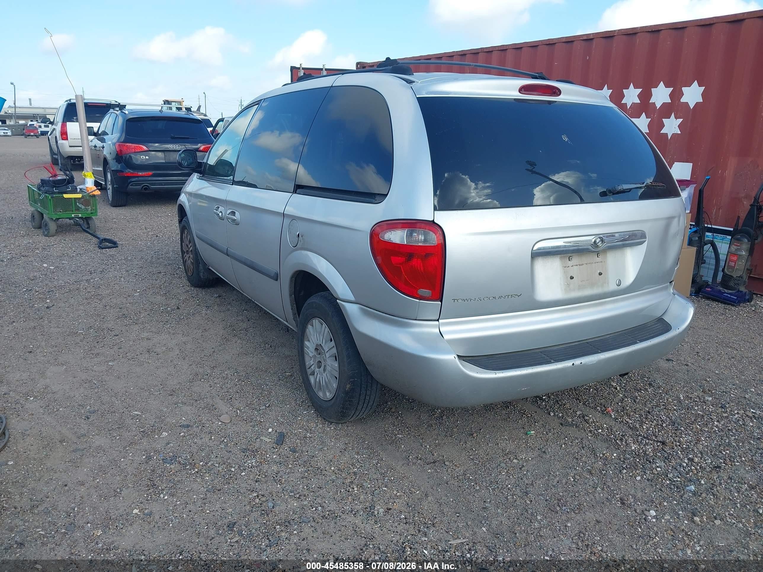 2005 Chrysler Town & Country   Silver vin: 1C4GP45R05B235373